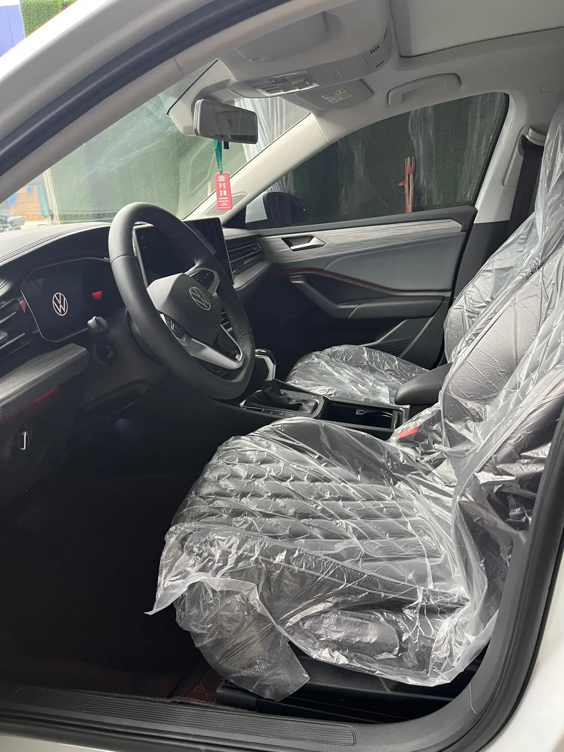 2025 VOLKSWAGEN SAGITAR thumbnail 3