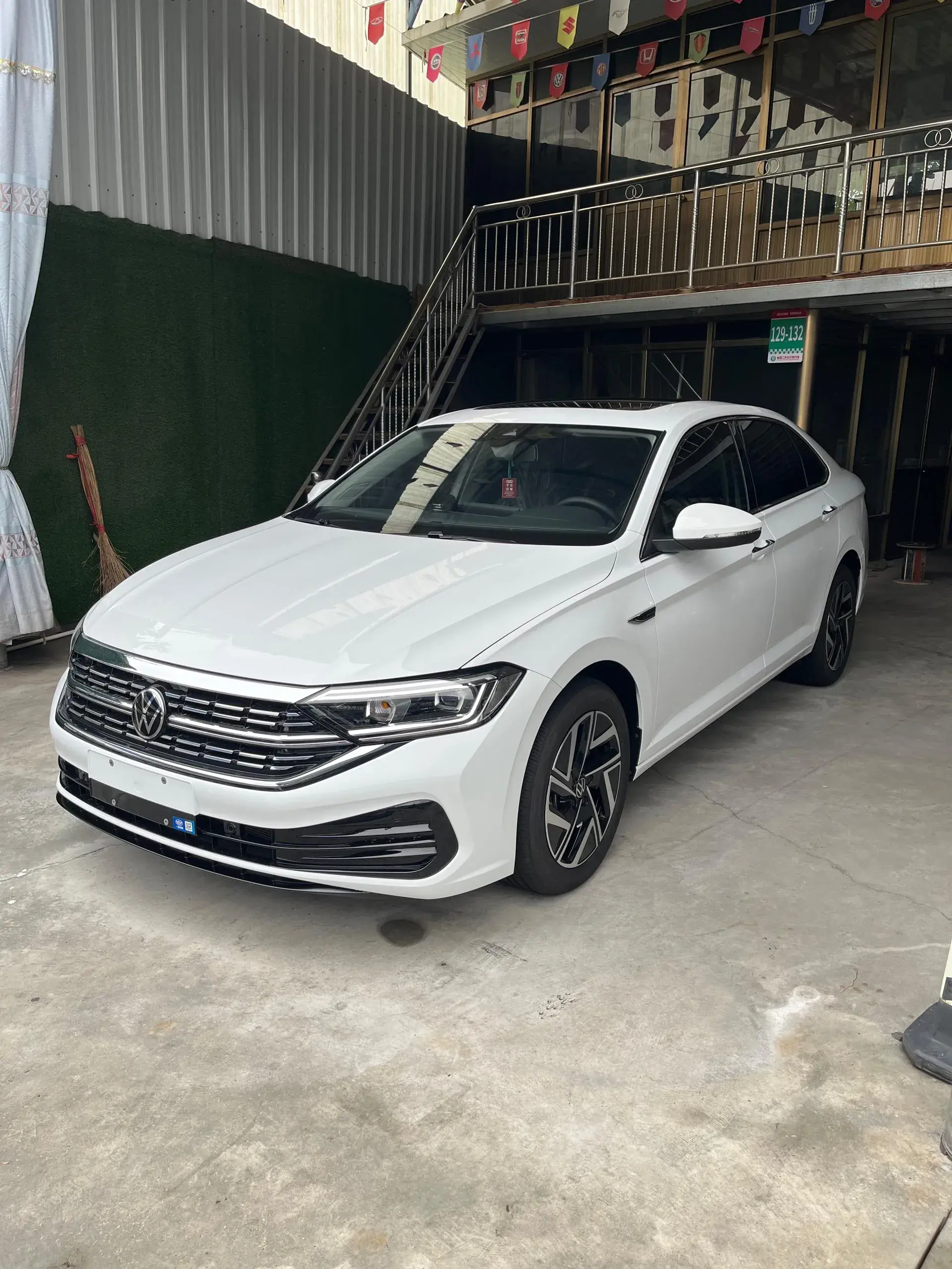 2025 VOLKSWAGEN SAGITAR view 1