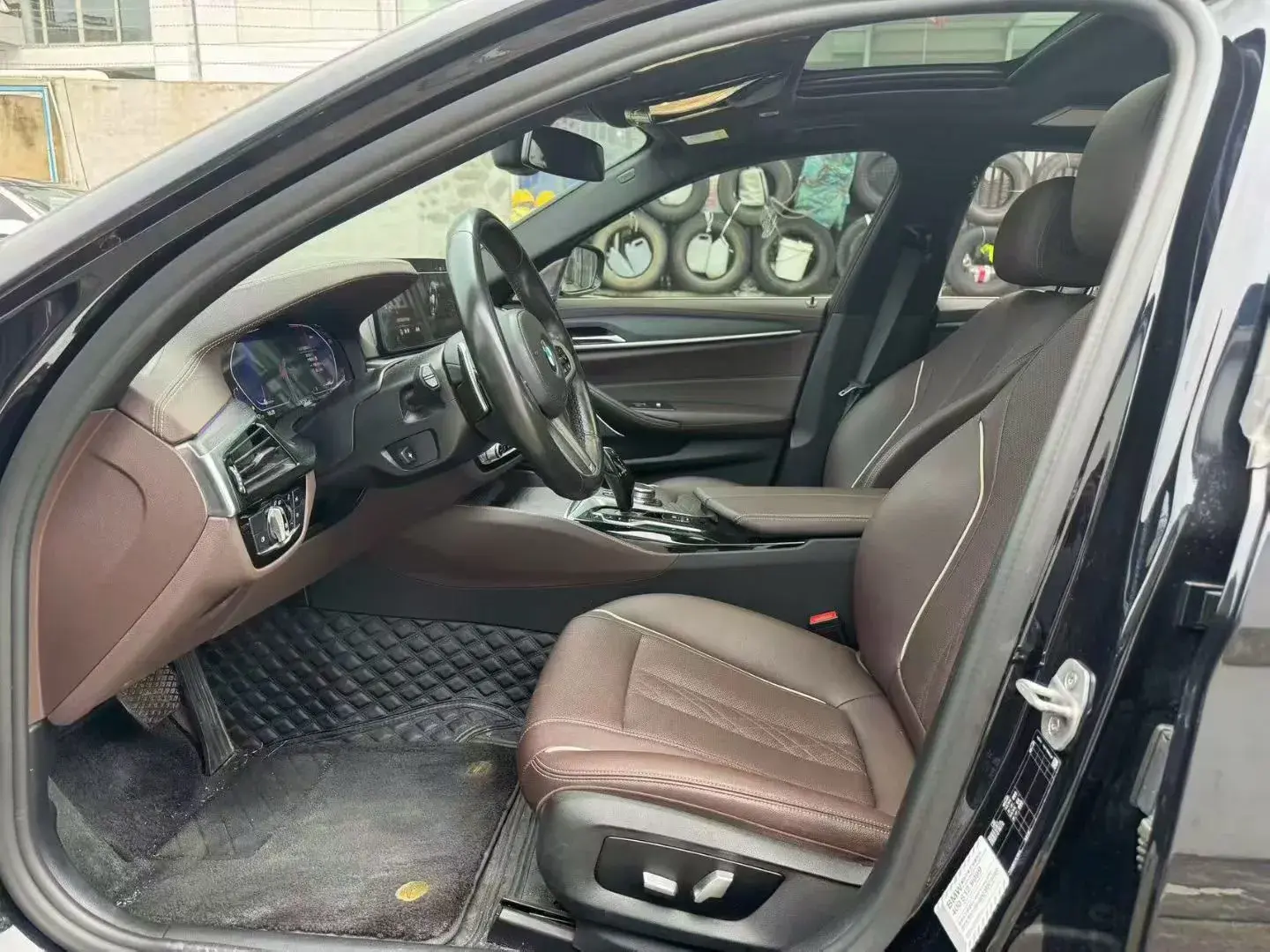 2021 BMW 5 thumbnail 3