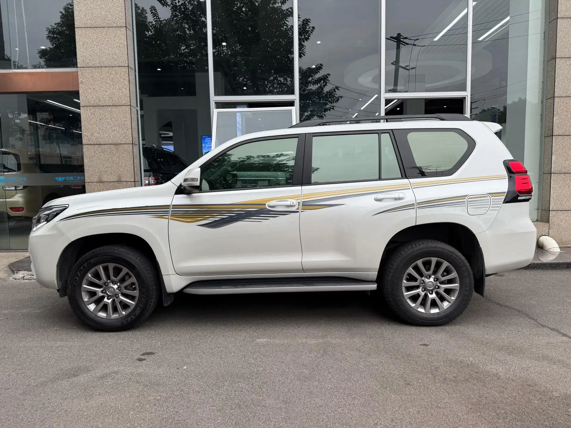 2019 TOYOTA LAND thumbnail 2