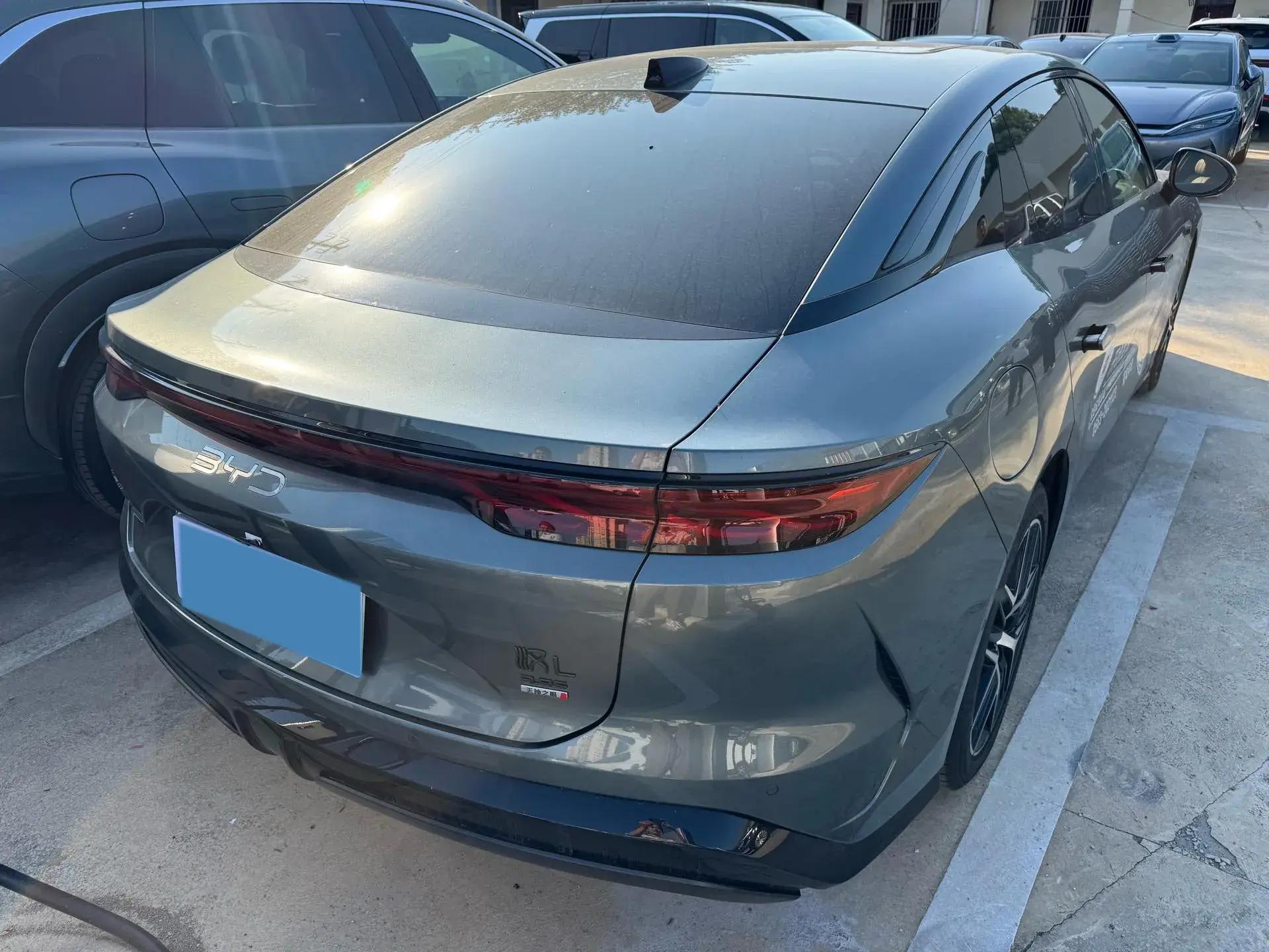 2025 BYD HANL thumbnail 4