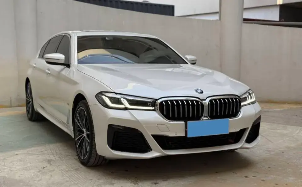 2023 BMW 5 thumbnail 2