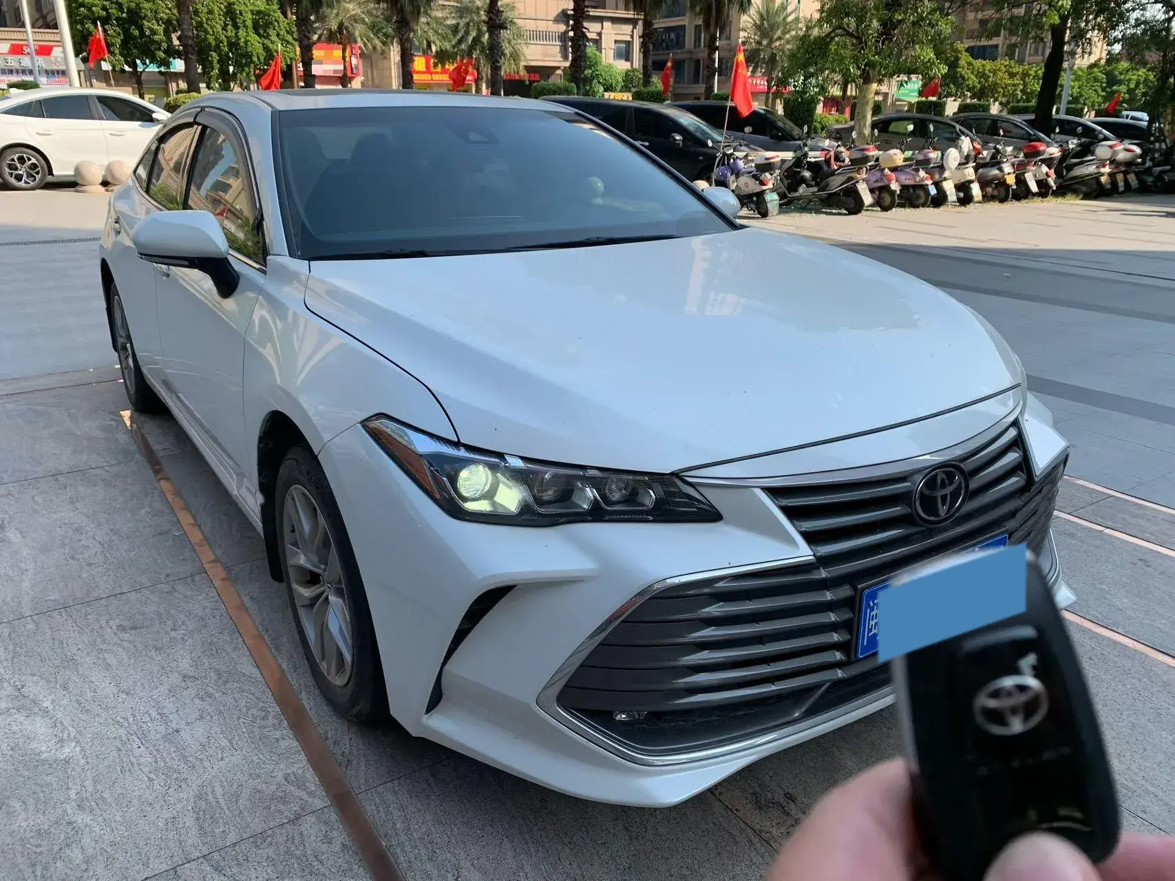2019 TOYOTA AVALON thumbnail 3