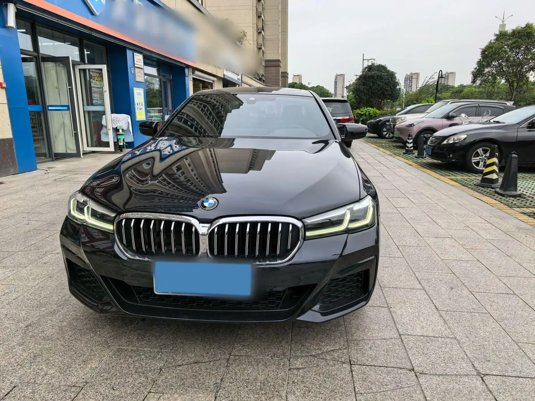 2022 BMW 5 thumbnail 2