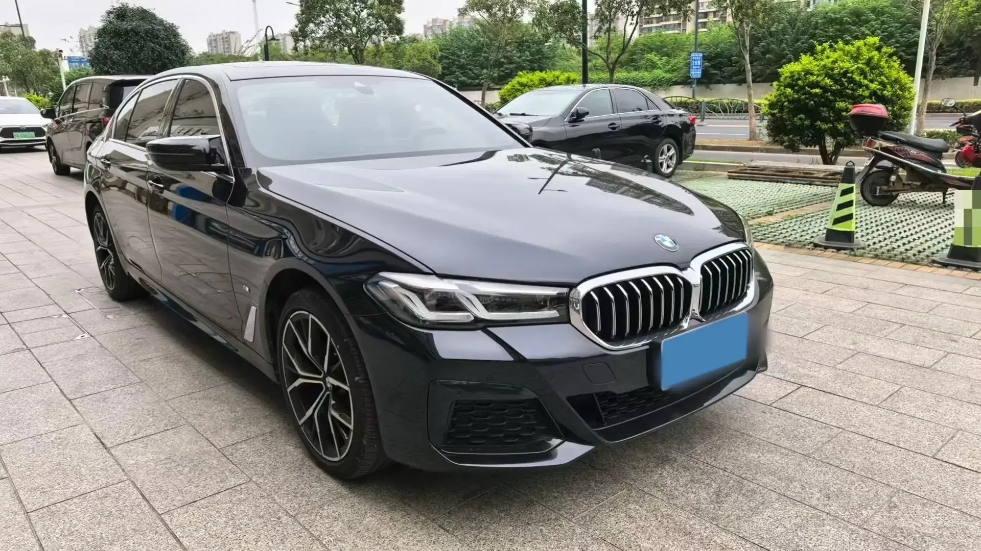 2022 BMW 5 thumbnail 3