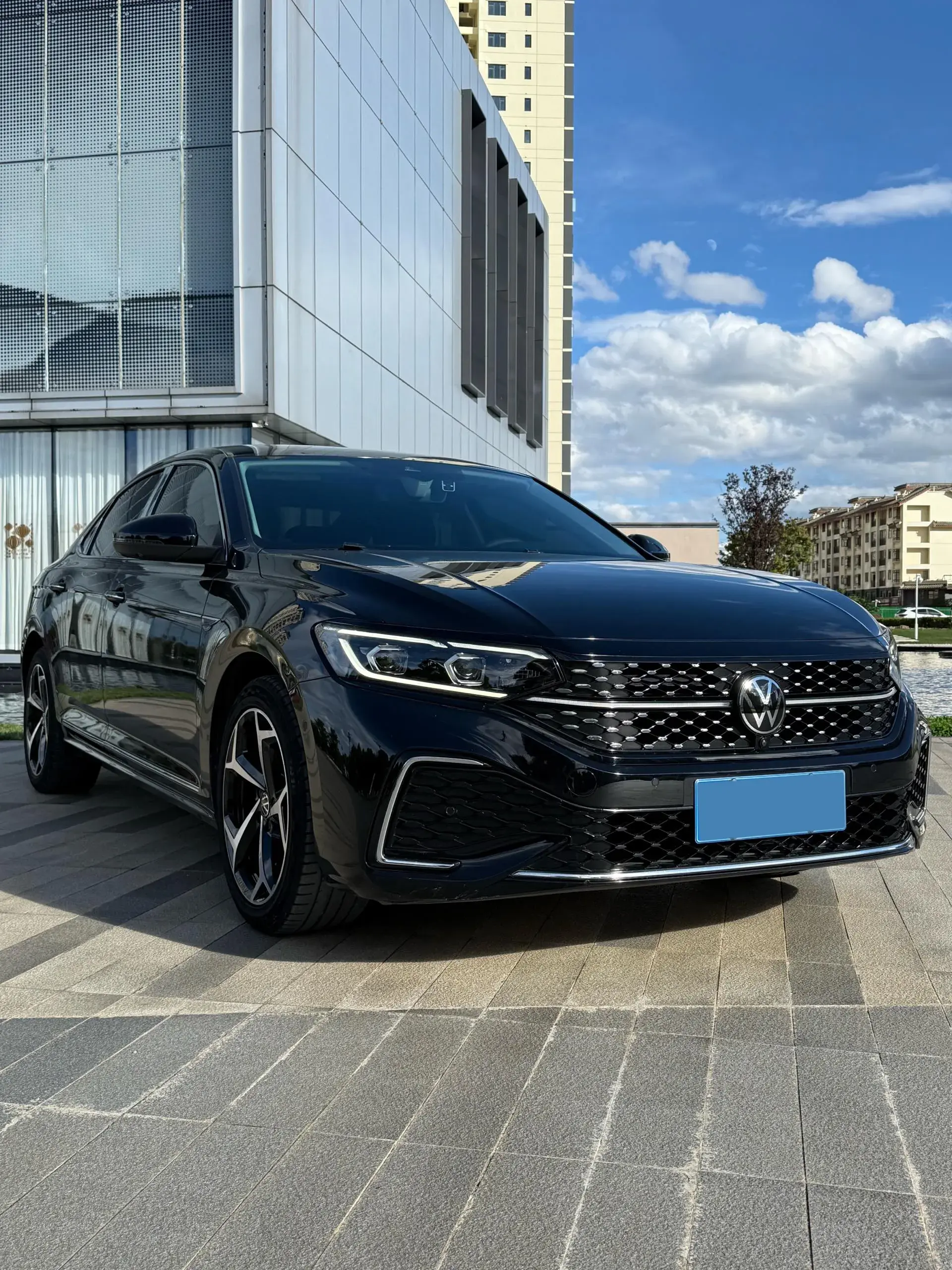 2023 VOLKSWAGEN PASSAT thumbnail 3