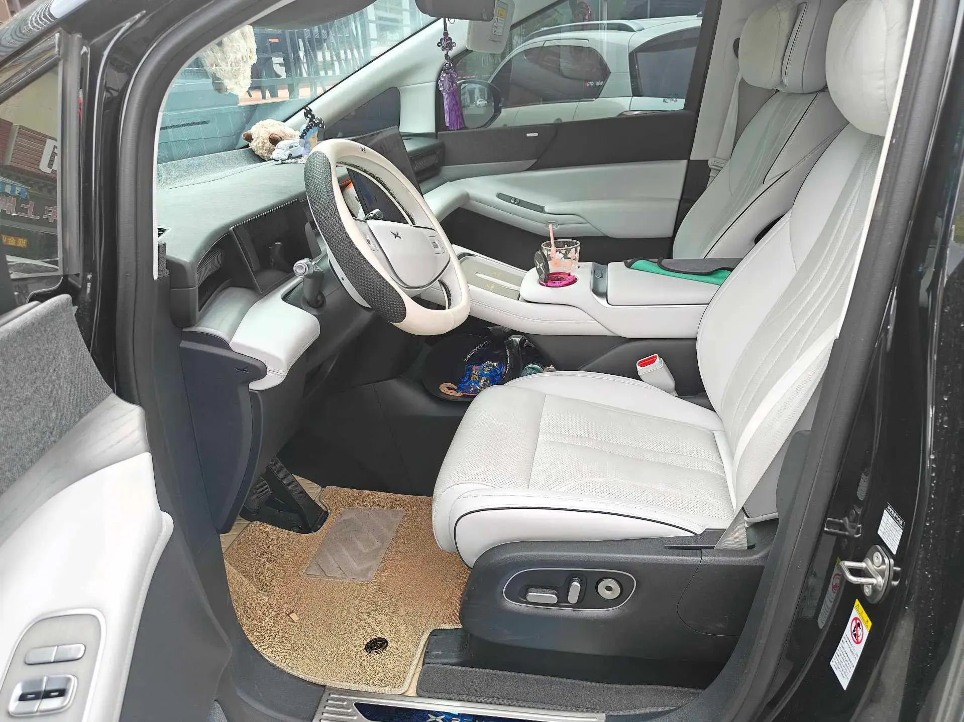 2024 XPENG X9 thumbnail 4