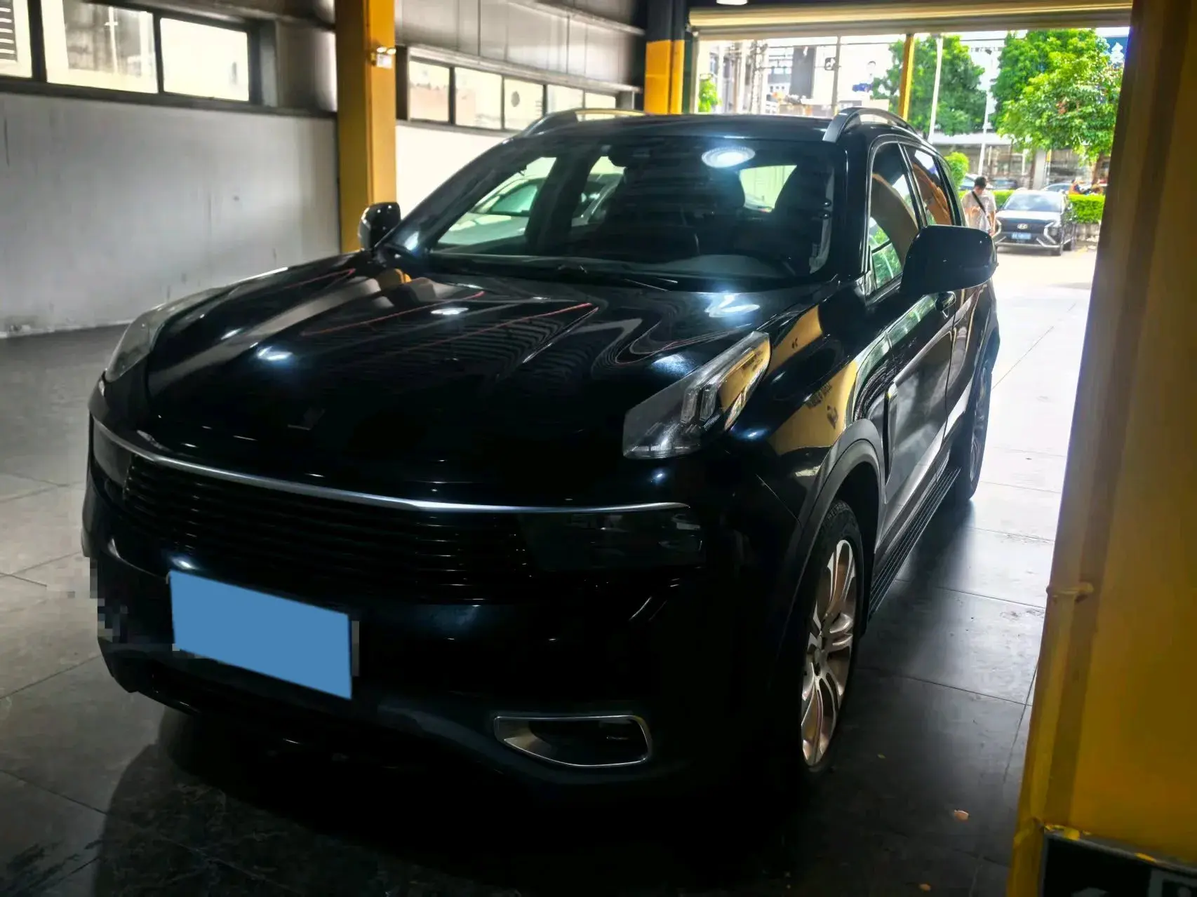 2018 LYNK&CO 01 view 1