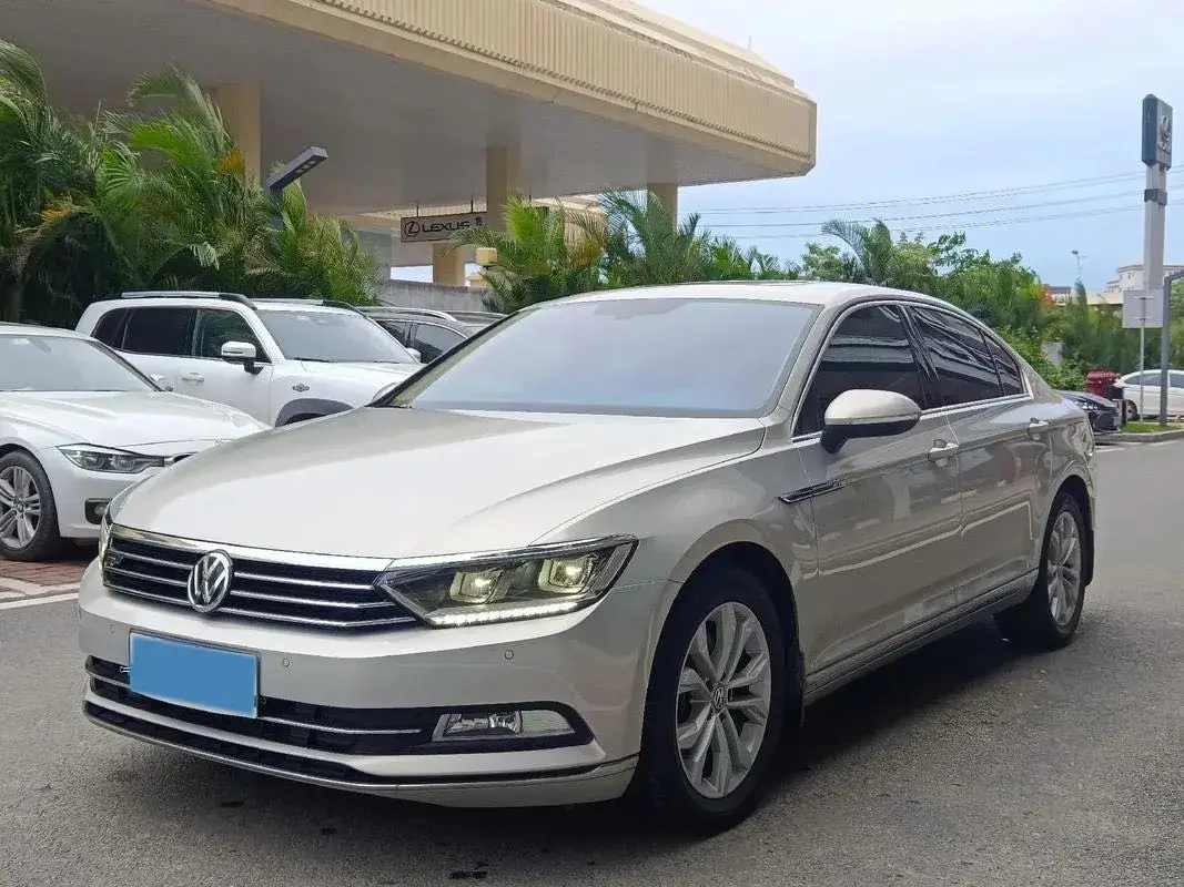 2018 VOLKSWAGEN MAGOTAN view 1