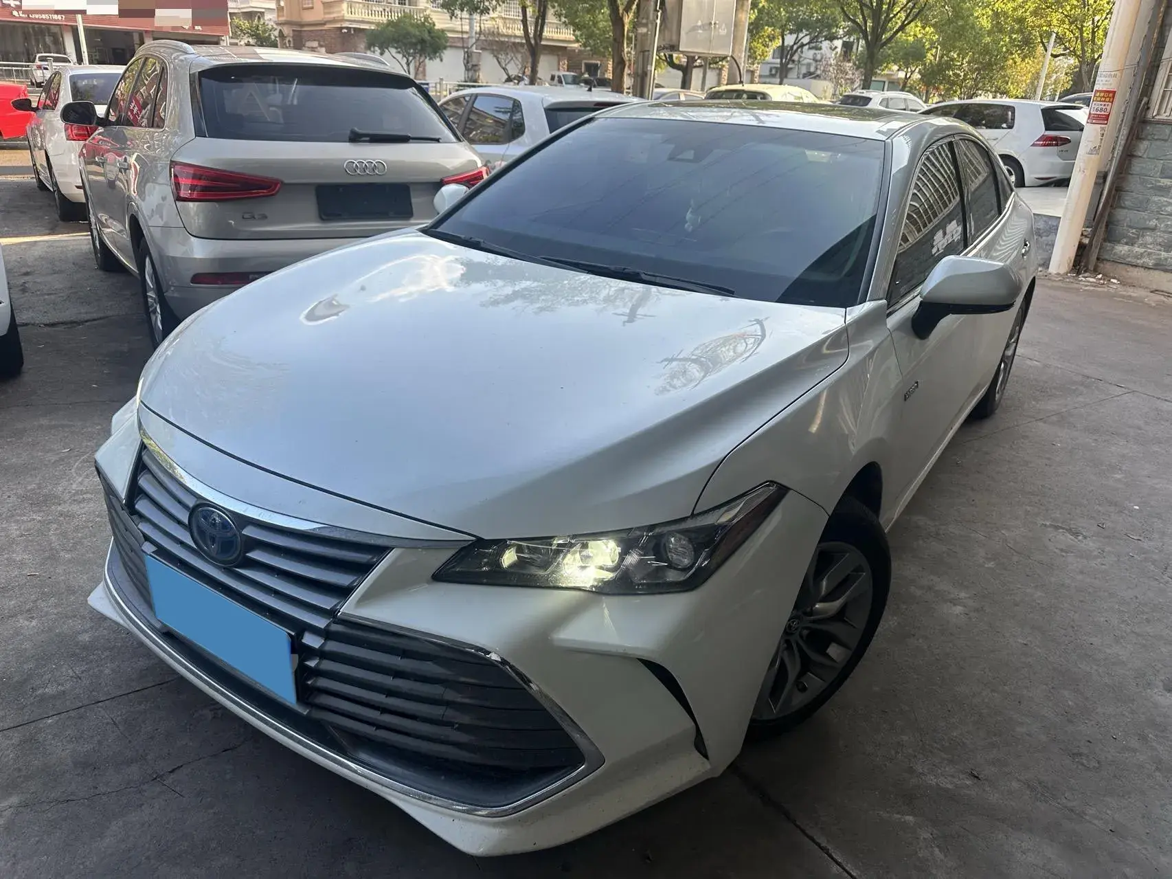 2019 TOYOTA AVALON view 1