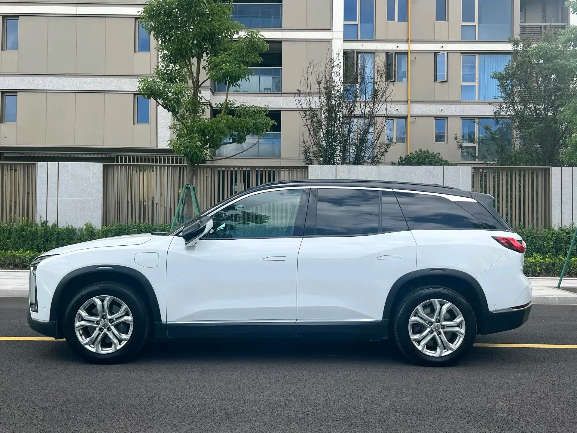 2020 NIO ES8 thumbnail 2