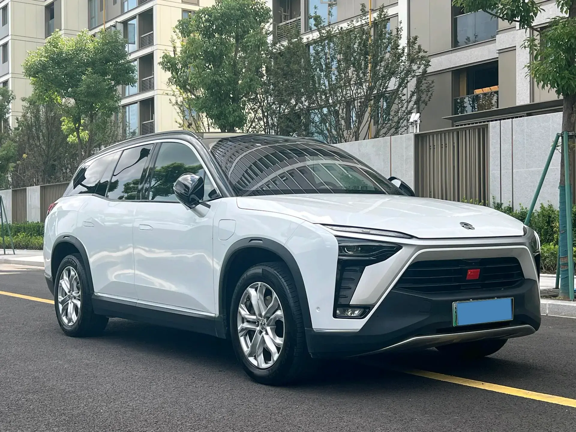 2020 NIO ES8 thumbnail 4