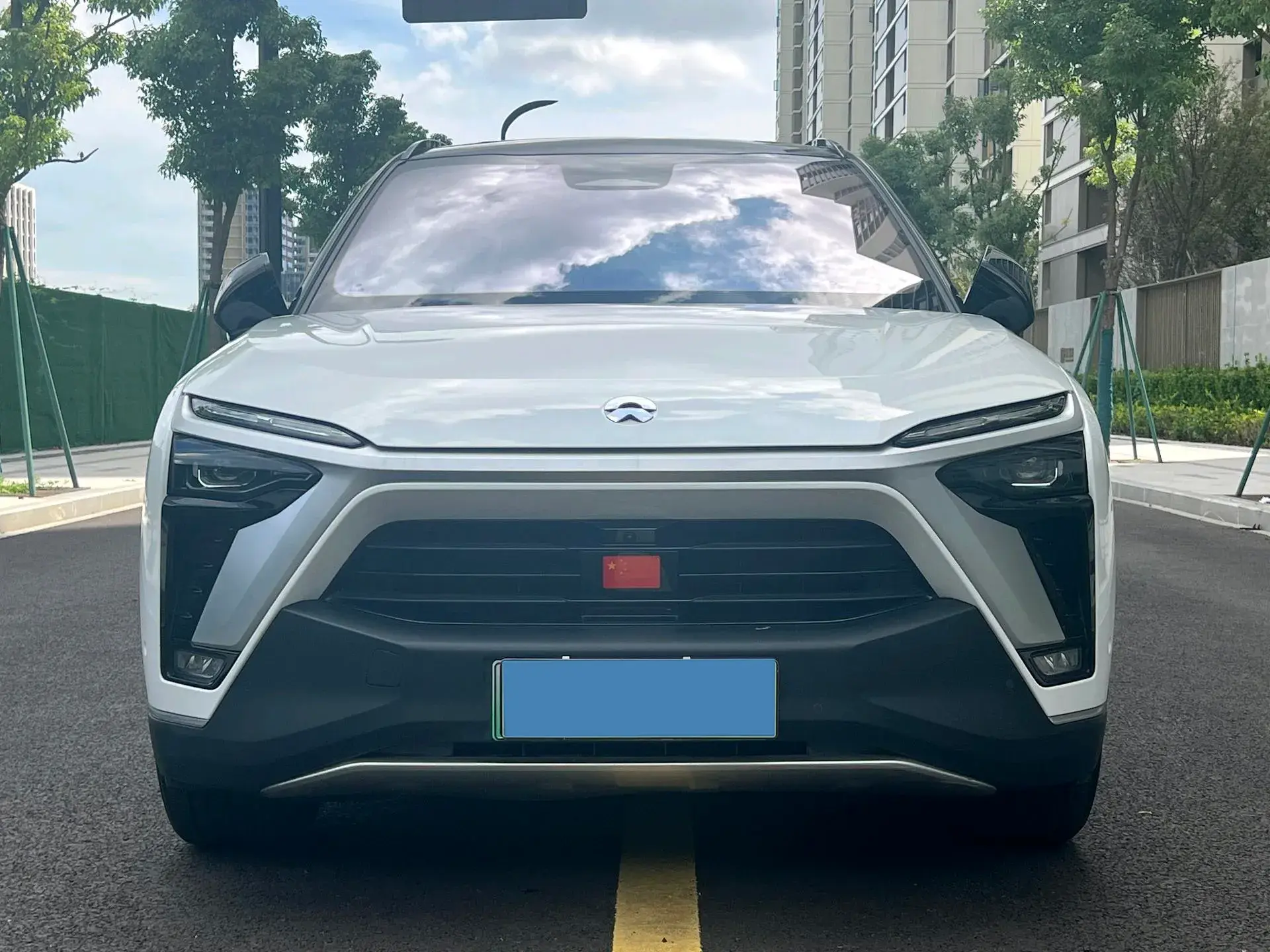 2020 NIO ES8 thumbnail 3