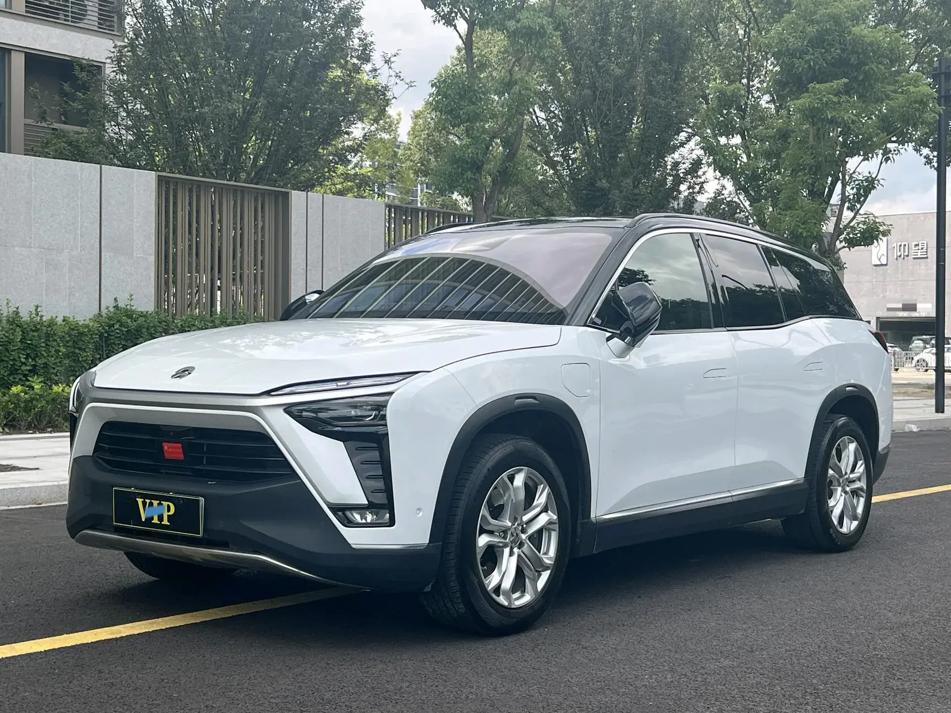 2020 NIO ES8 view 1