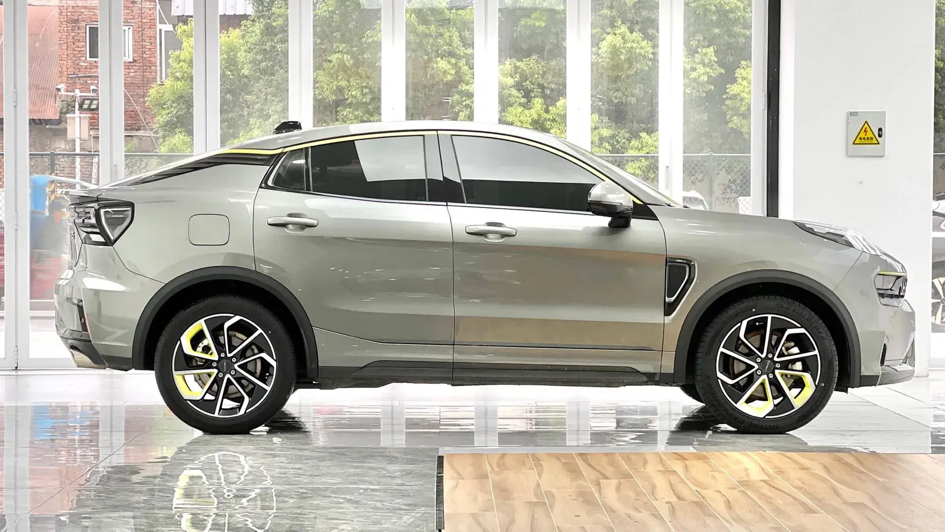 2022 LYNK&CO 05 thumbnail 4