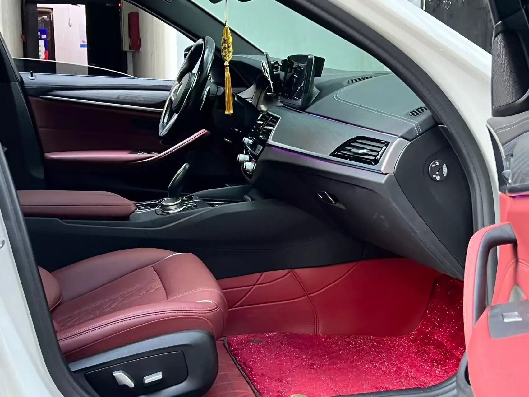 2021 BMW 5 thumbnail 4