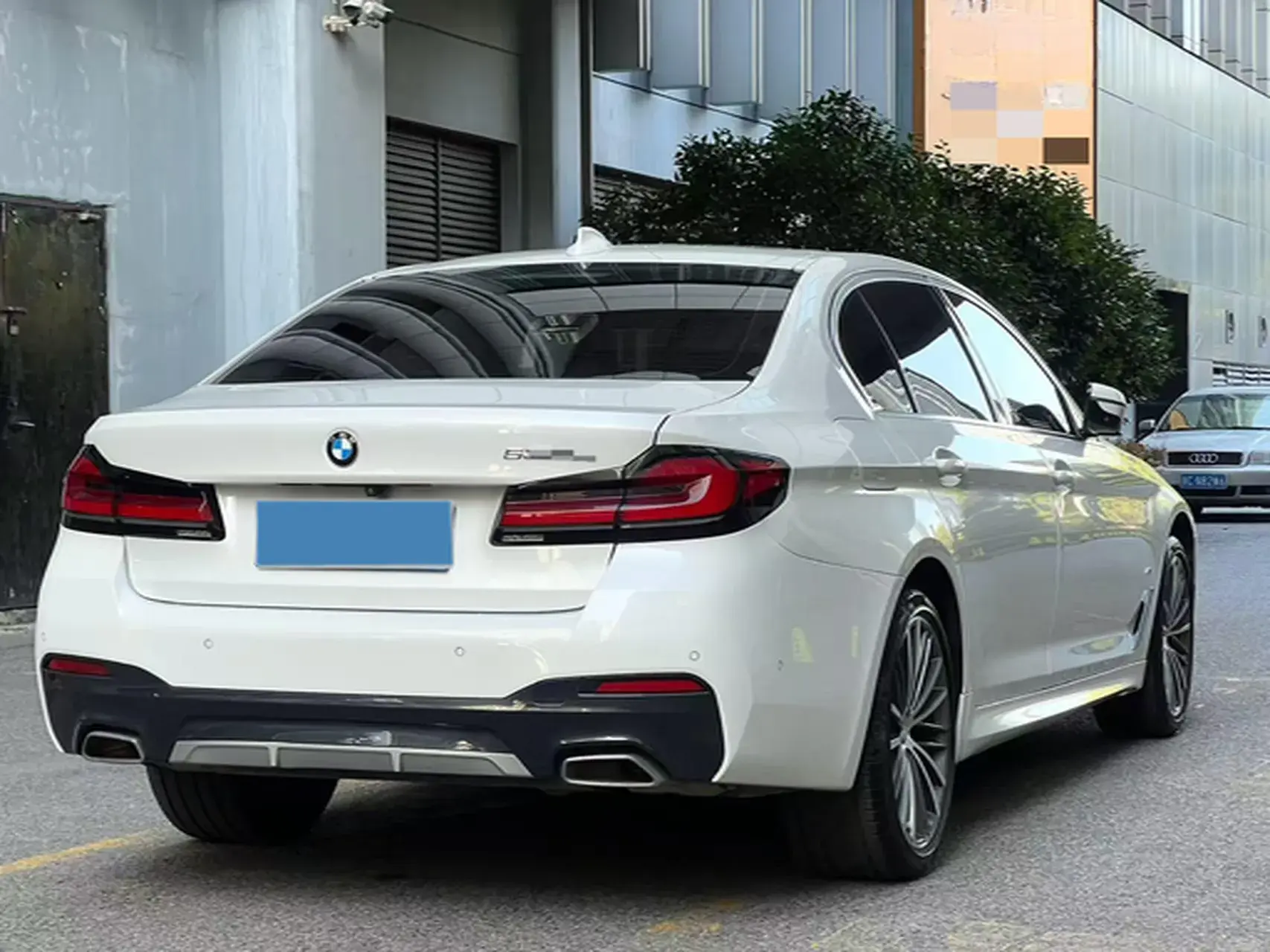 2021 BMW 5 thumbnail 3