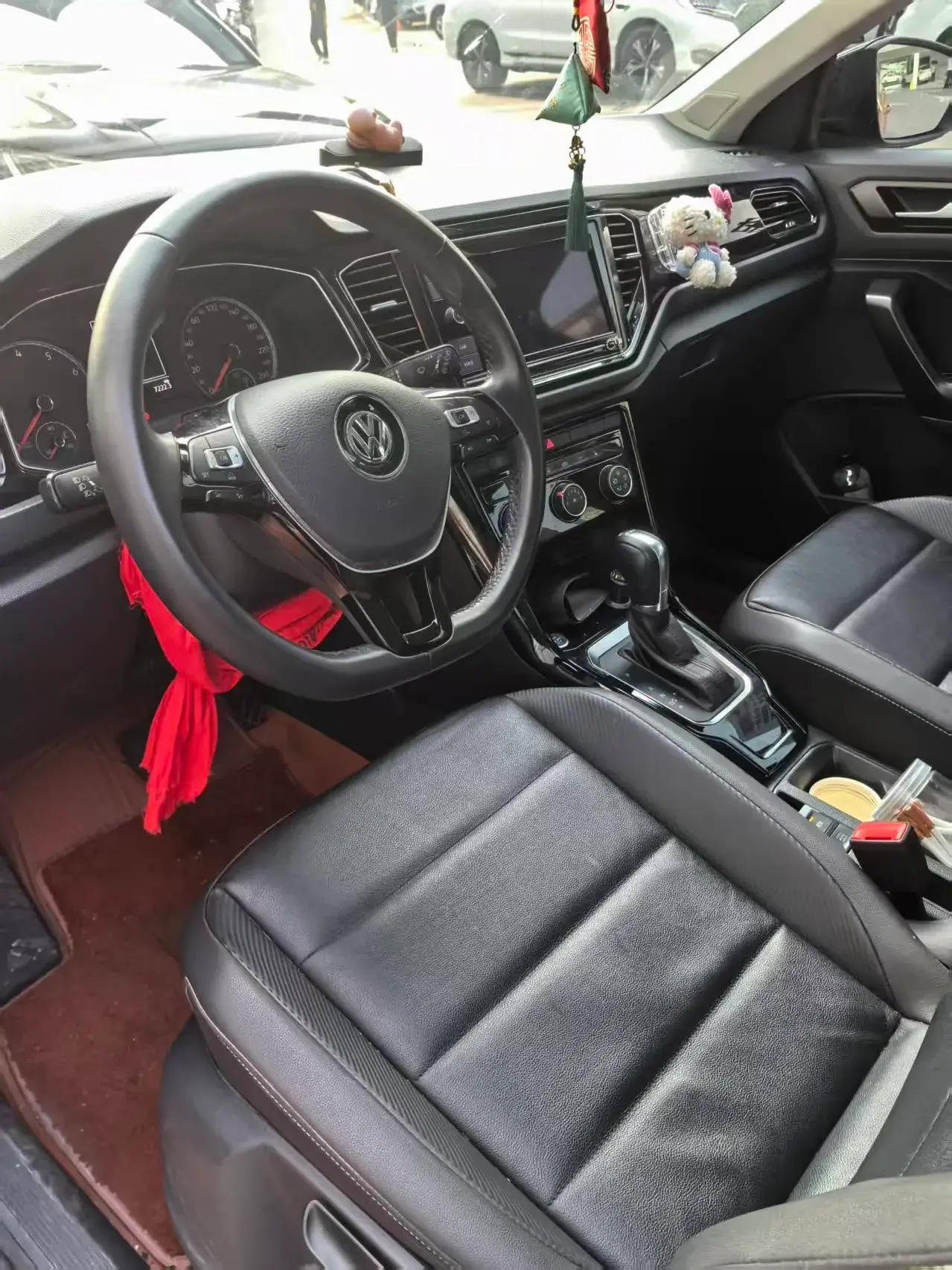 2019 VOLKSWAGEN T-ROC thumbnail 4