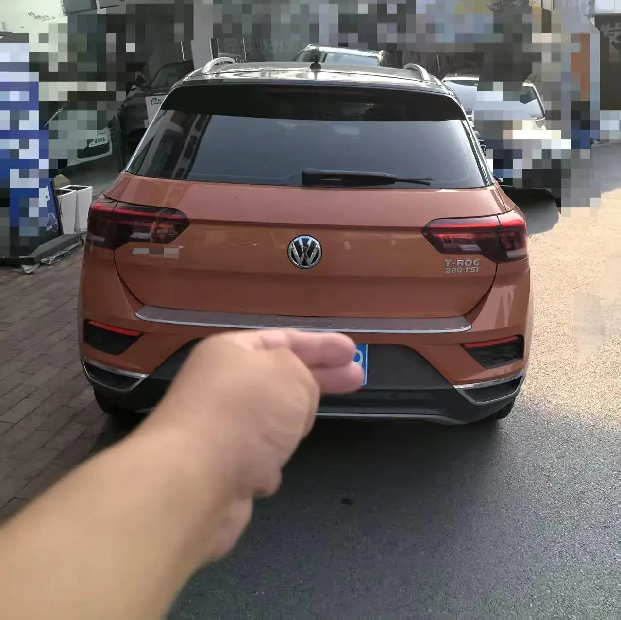 2019 VOLKSWAGEN T-ROC thumbnail 3