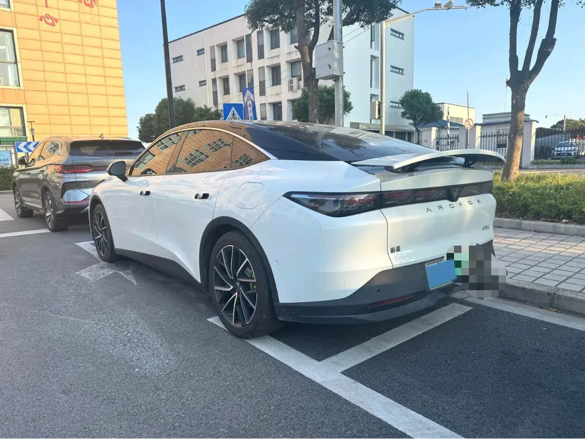 2024 ARCFOX ΑS5 thumbnail 4