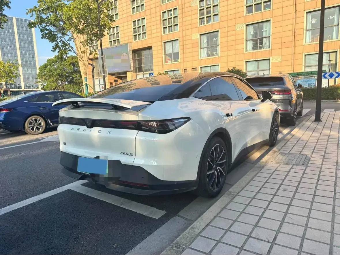 2024 ARCFOX ΑS5 thumbnail 3