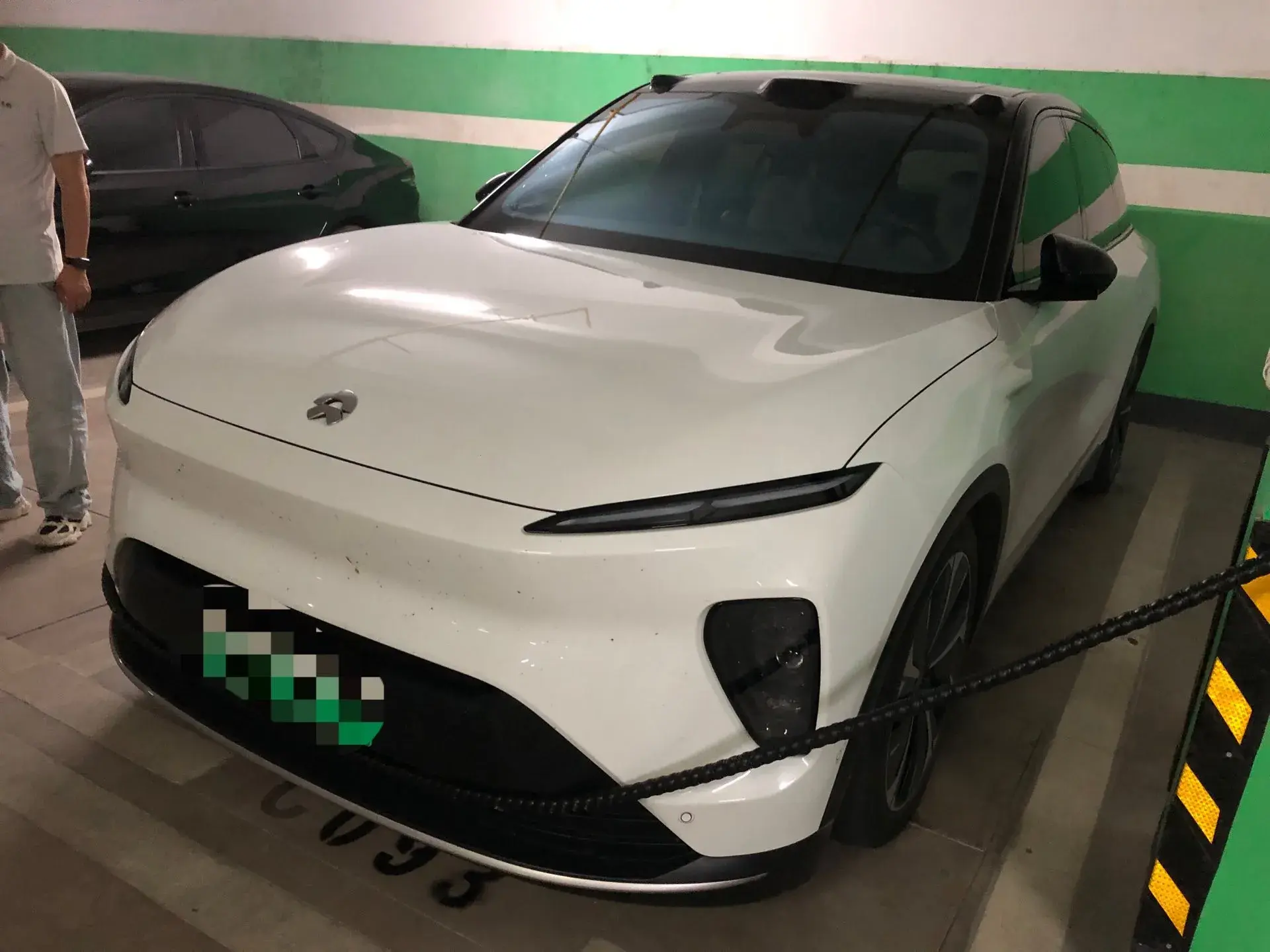 2023 NIO ES8 view 1