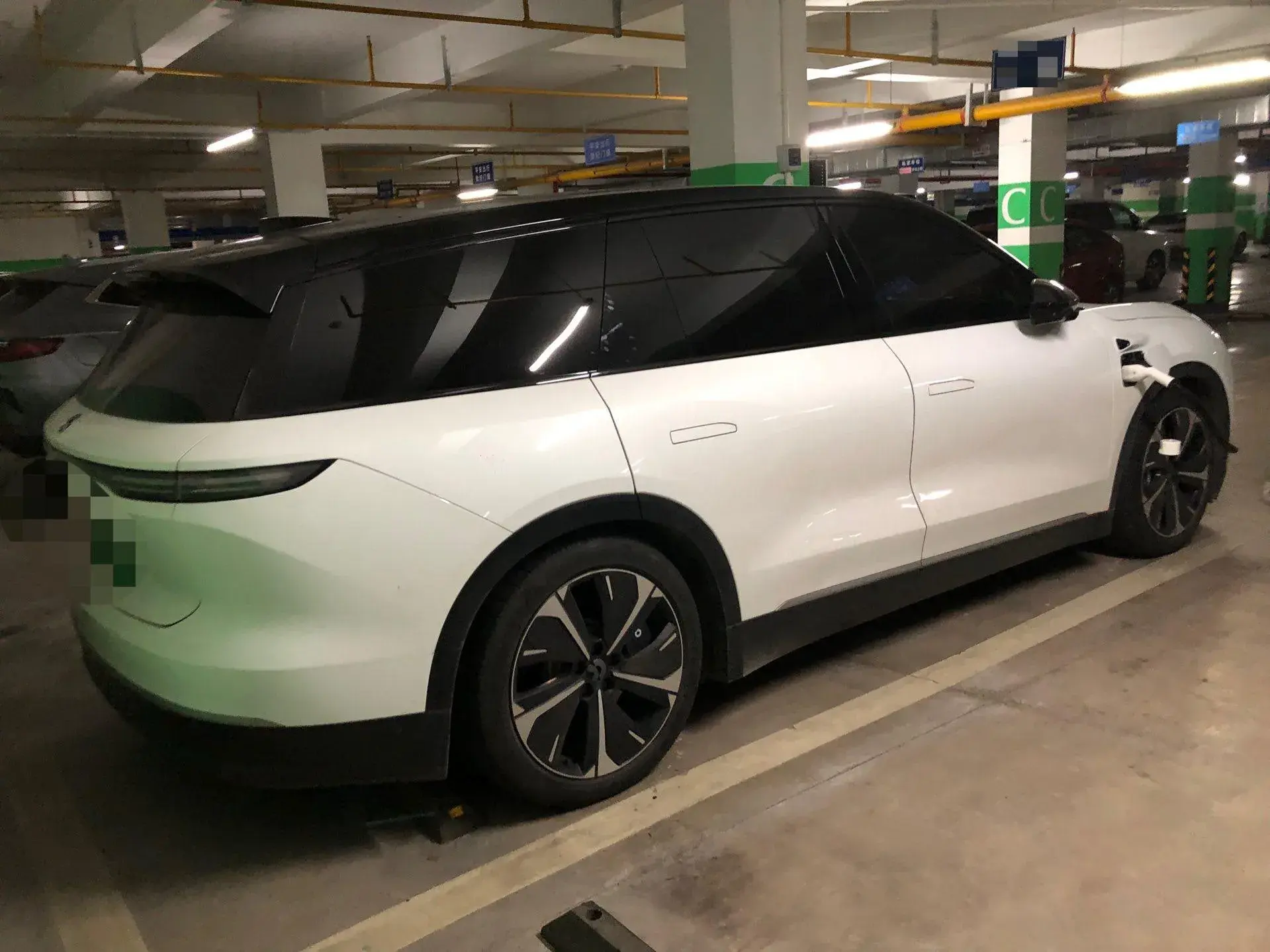 2023 NIO ES8 thumbnail 3