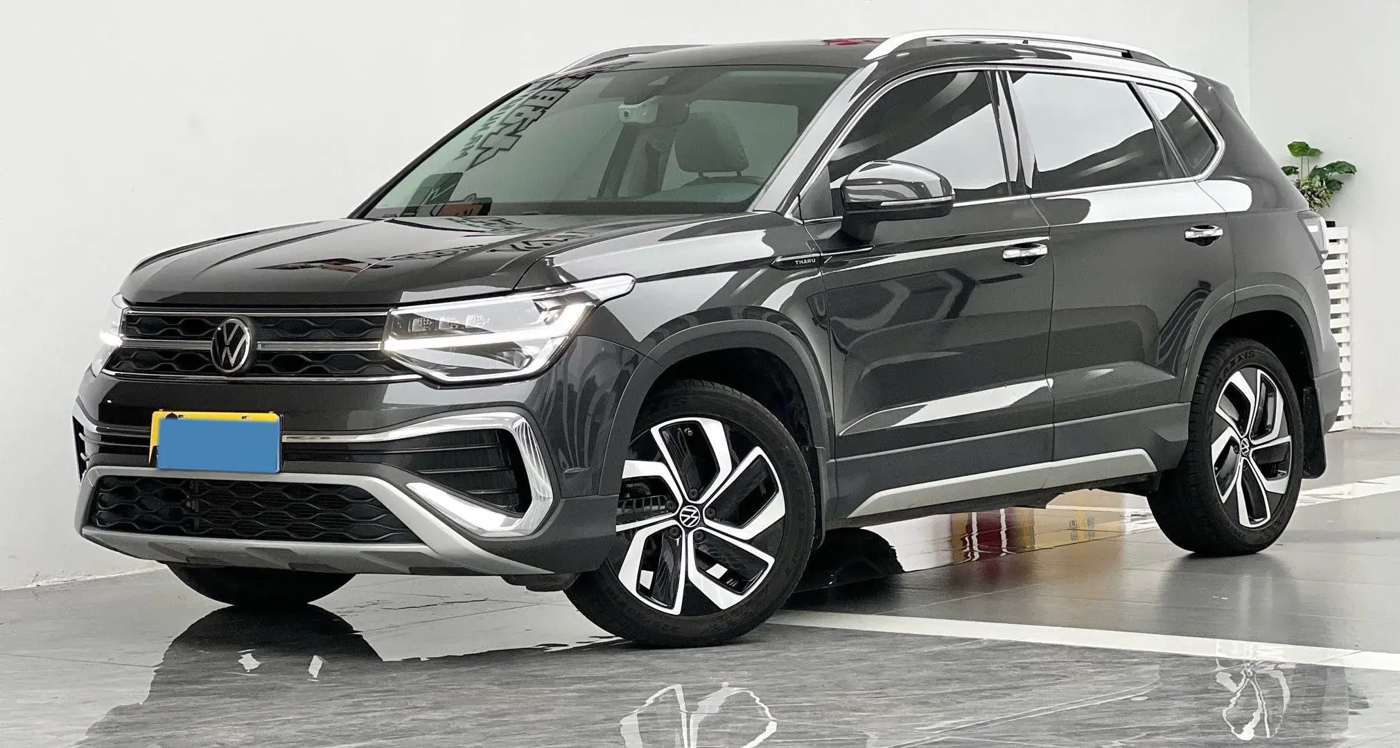 2023 VOLKSWAGEN THARU view 1