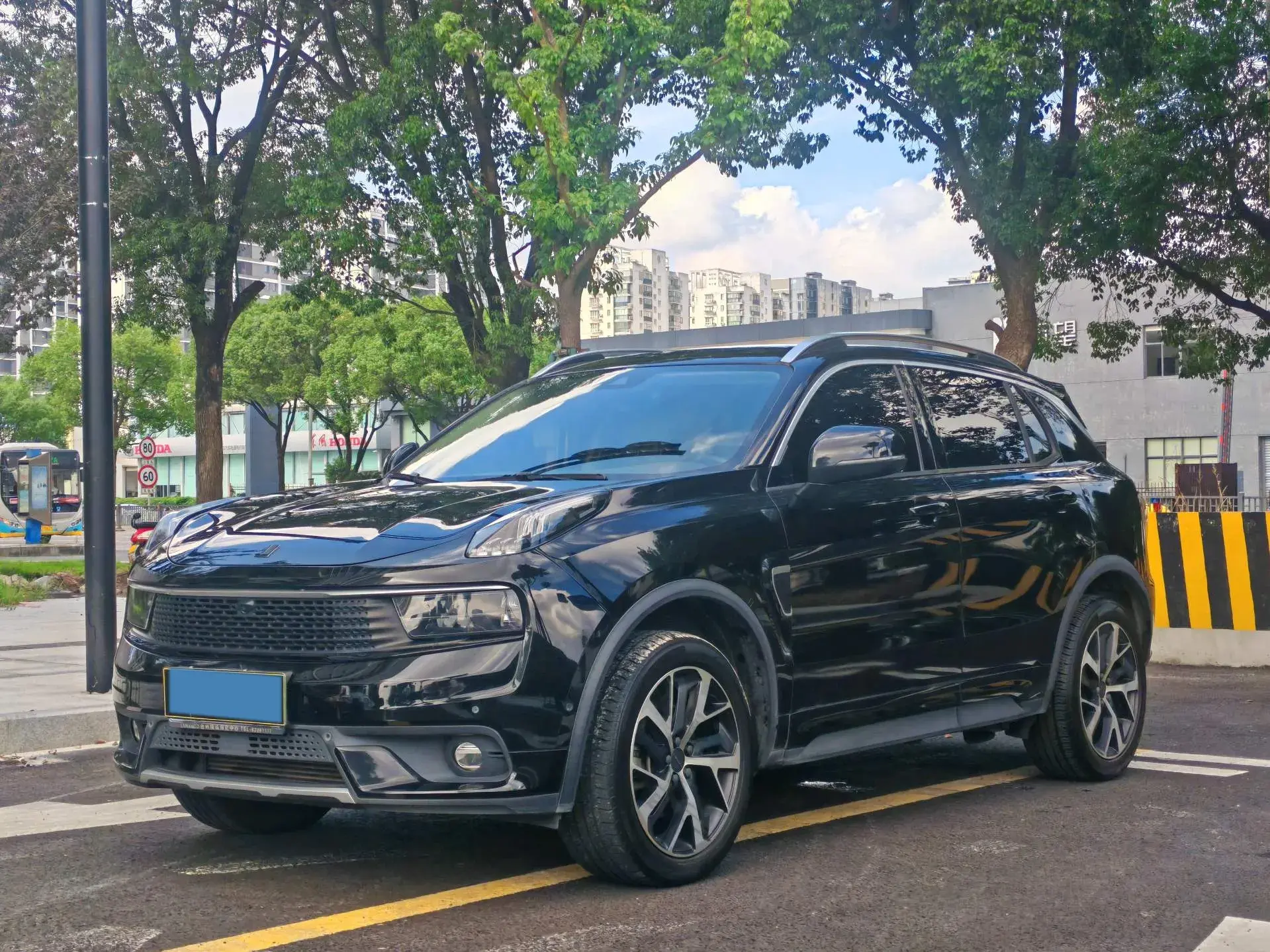 2017 LYNK&CO 01 view 1