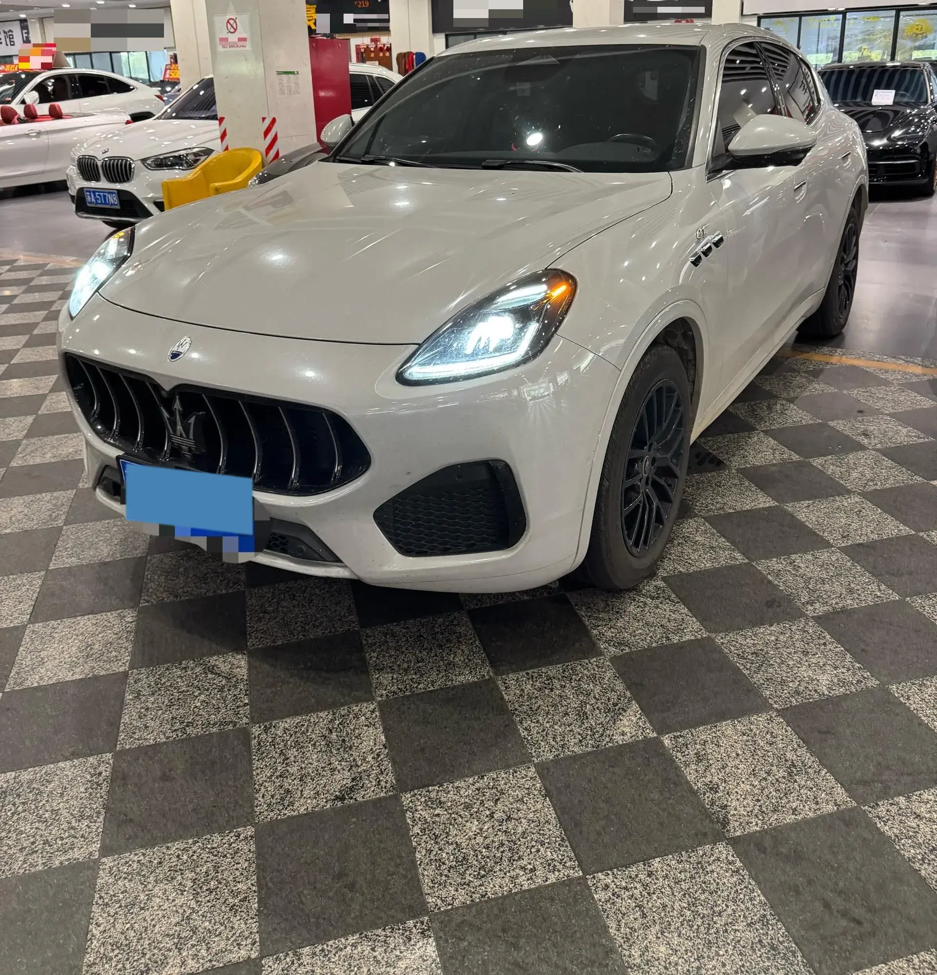 2022 MASERATI LEVANTE view 1