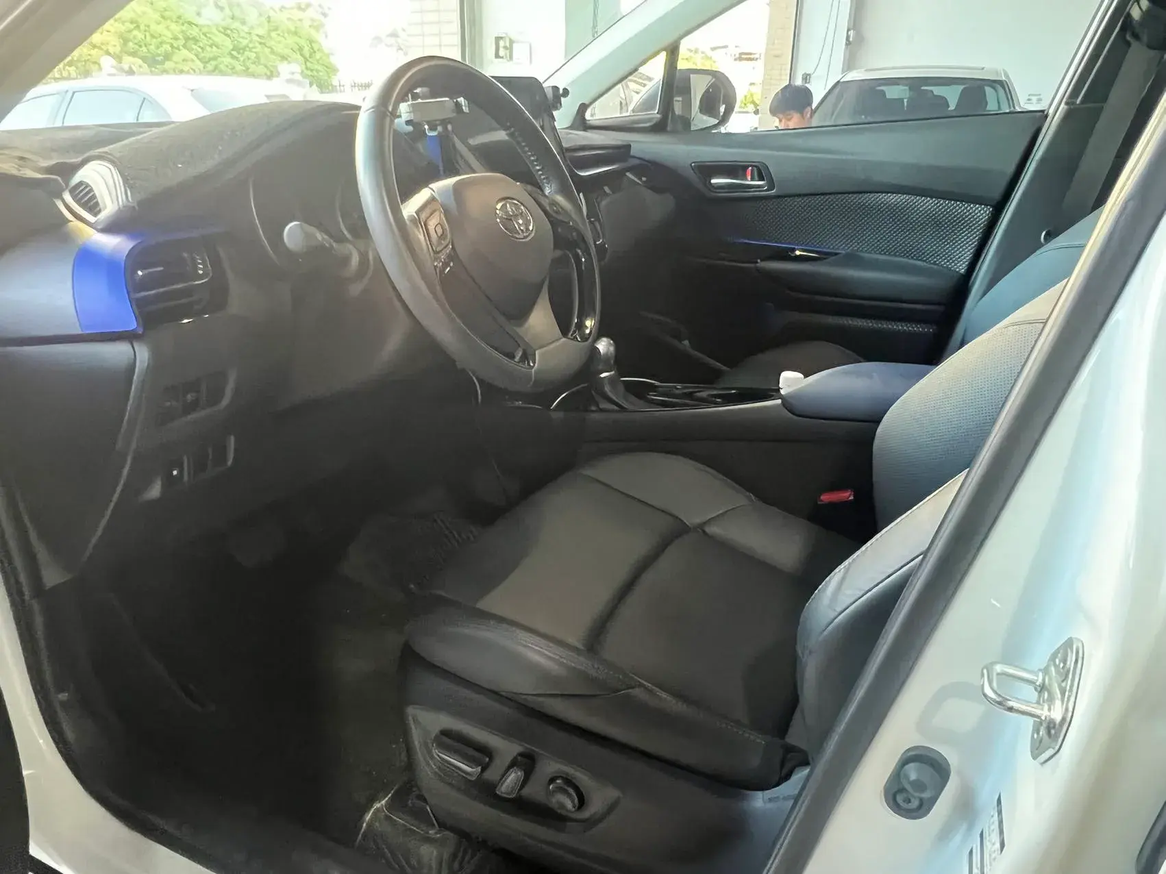 2021 TOYOTA C-HR thumbnail 4