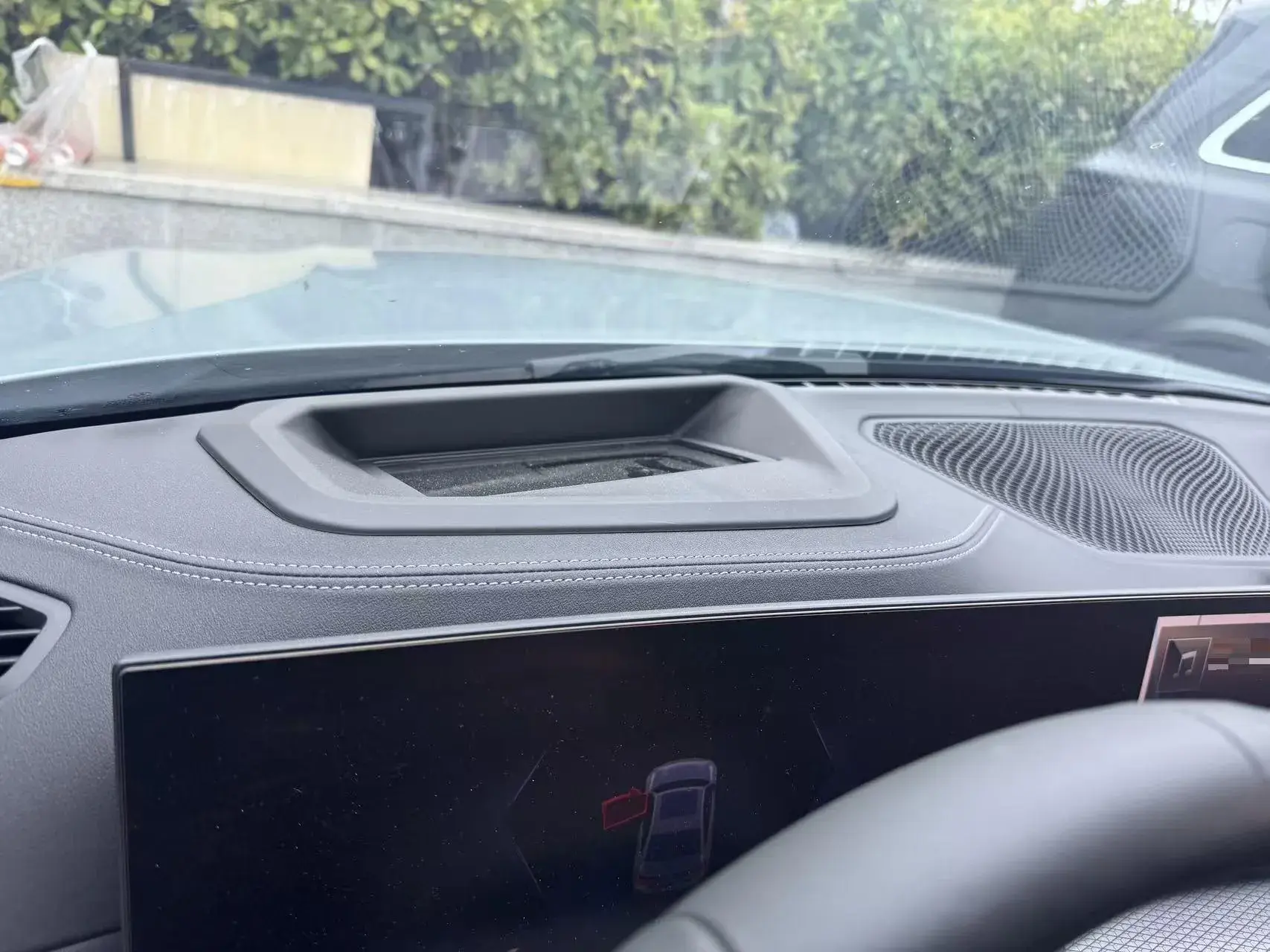 2025 BMW 3 thumbnail 3