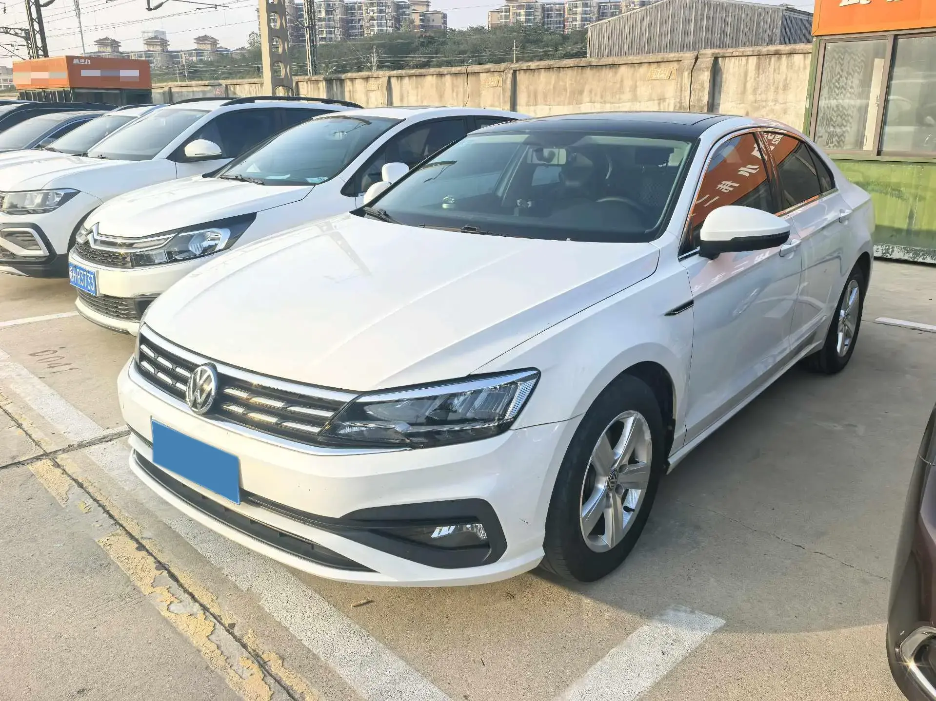 2021 VOLKSWAGEN LAMANDO view 1