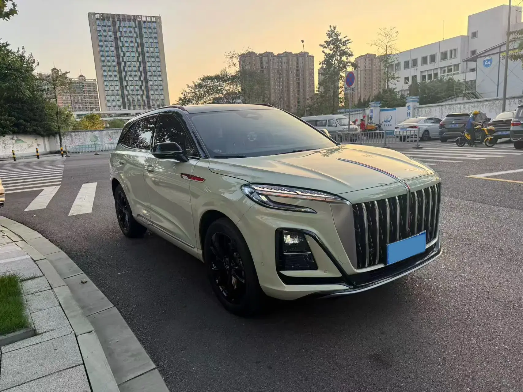 2023 HONGQI HS3 thumbnail 2
