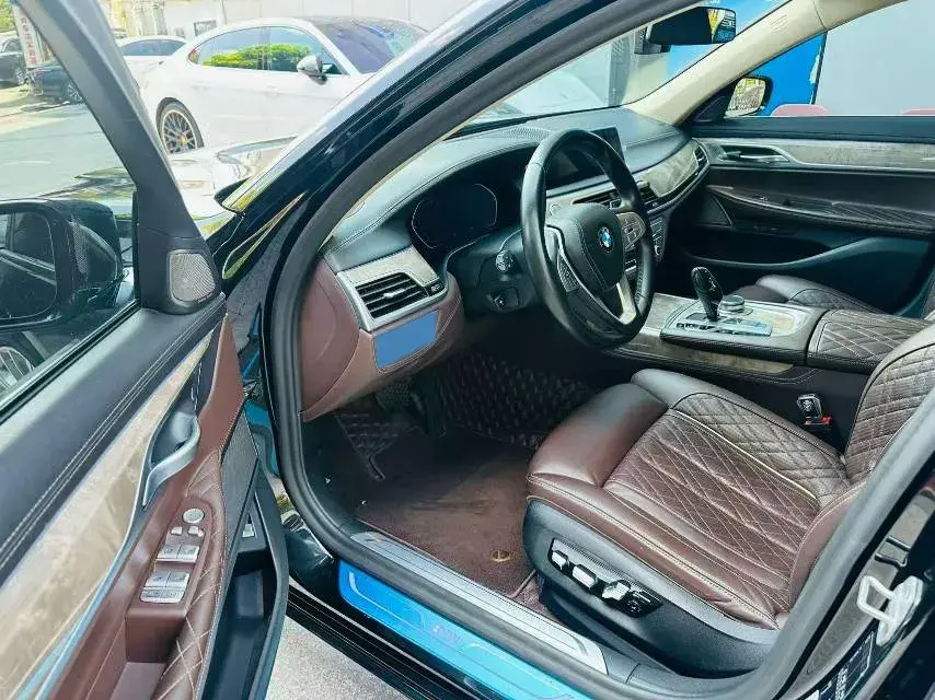 2021 BMW 7 thumbnail 4