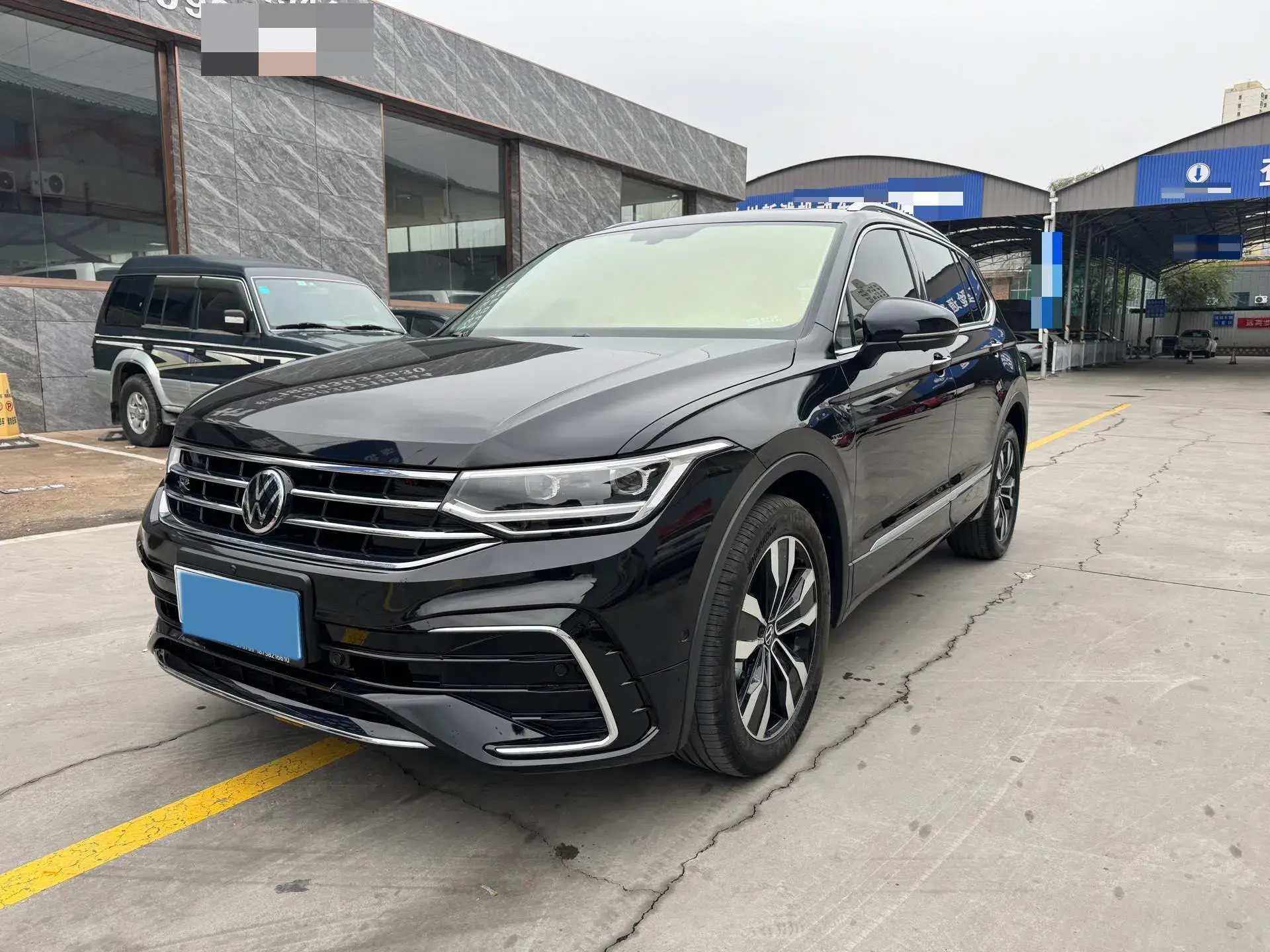 2024 VOLKSWAGEN TIGUAN view 1