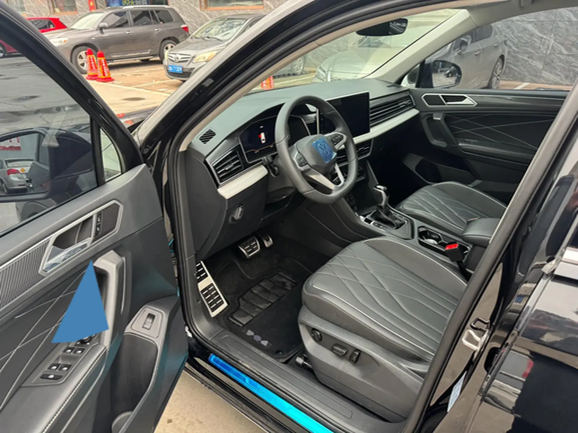 2024 VOLKSWAGEN TIGUAN thumbnail 3