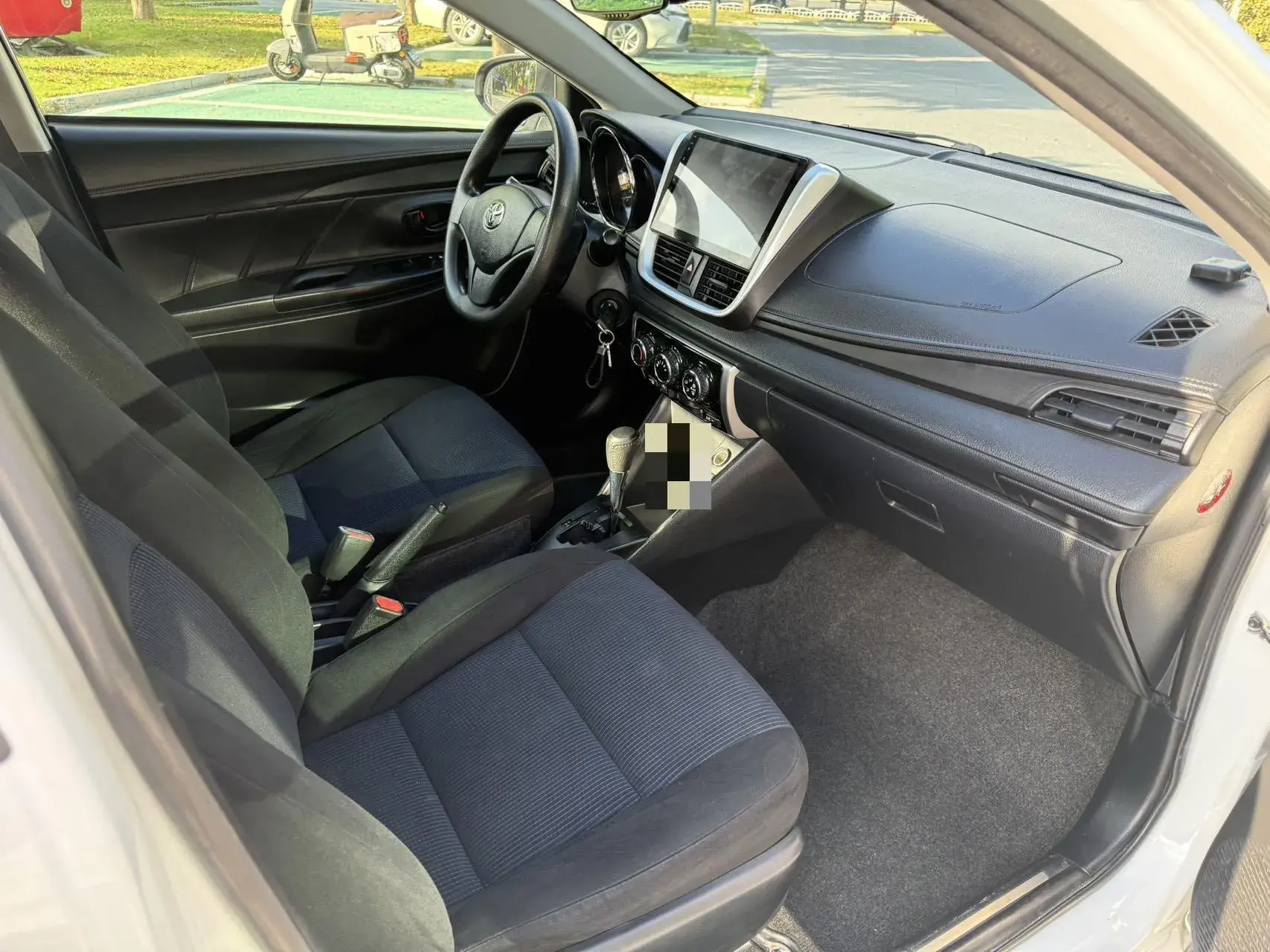 2017 TOYOTA YARIS thumbnail 4