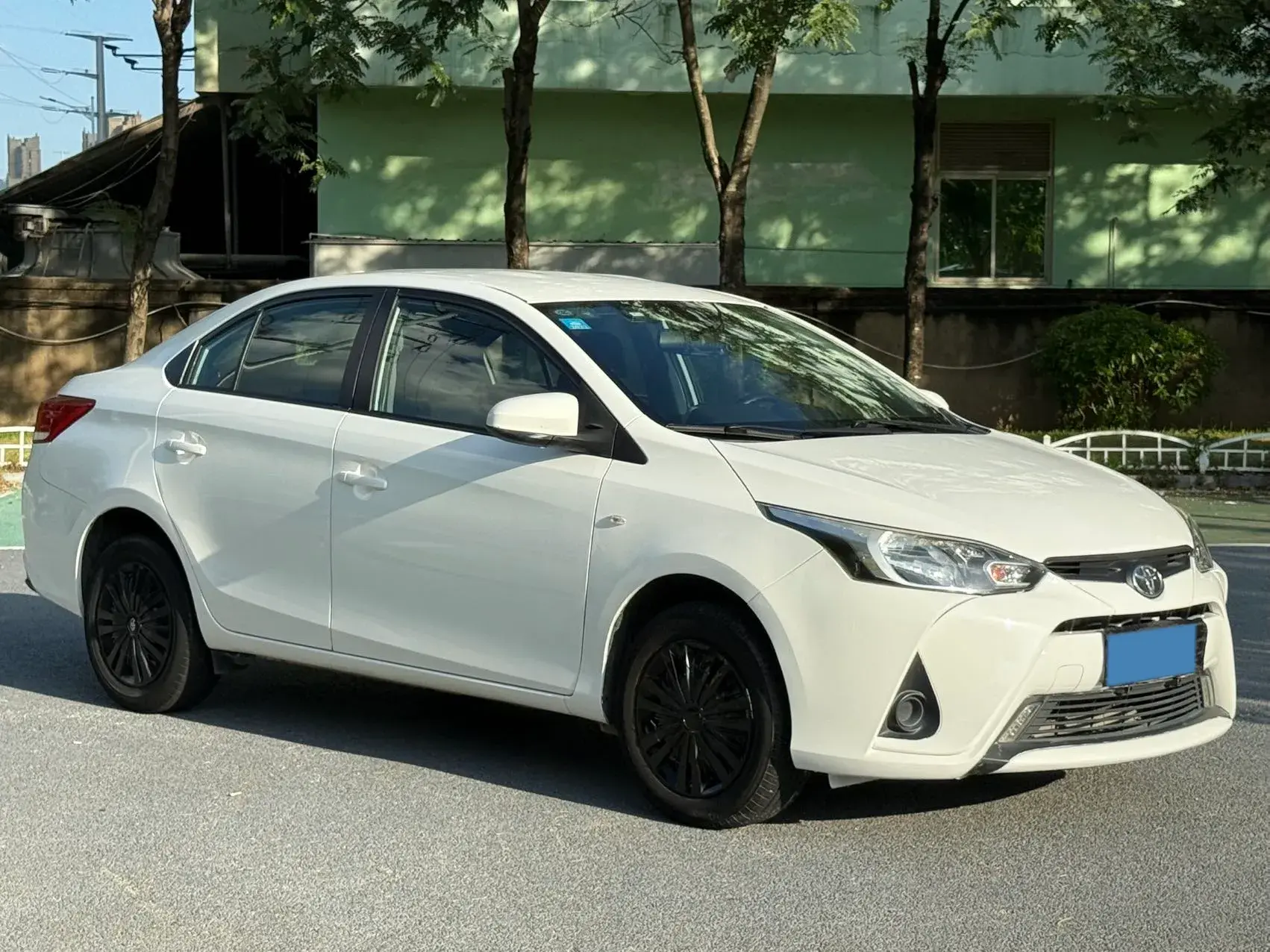 2017 TOYOTA YARIS thumbnail 3