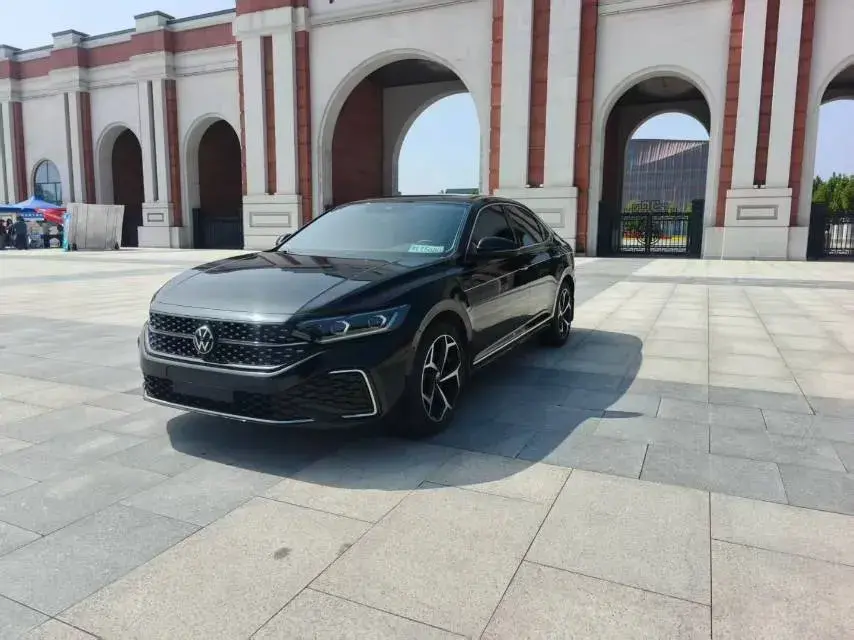 2023 VOLKSWAGEN PASSAT view 1