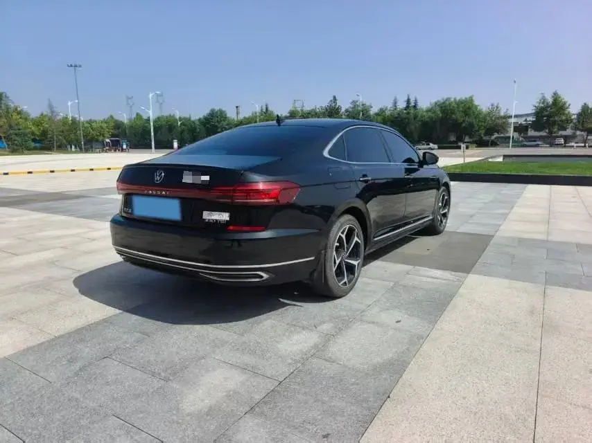 2023 VOLKSWAGEN PASSAT thumbnail 4
