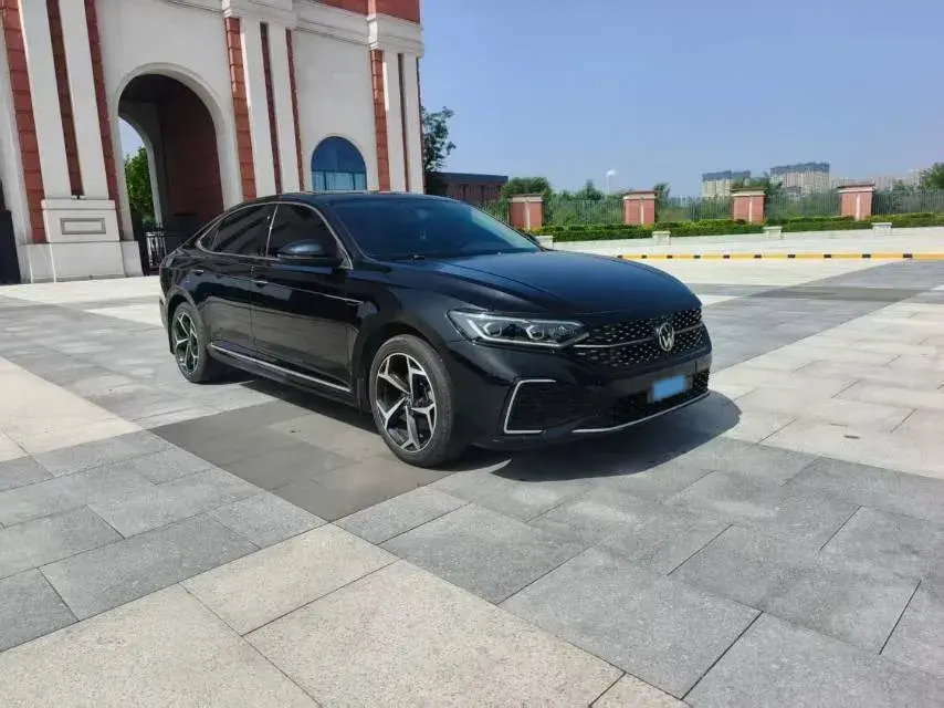 2023 VOLKSWAGEN PASSAT thumbnail 3