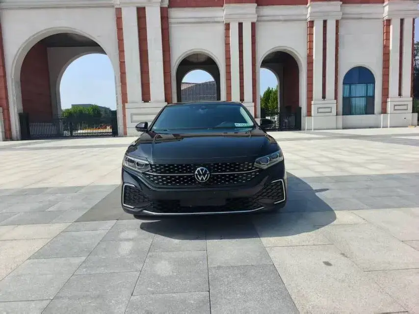 2023 VOLKSWAGEN PASSAT thumbnail 2