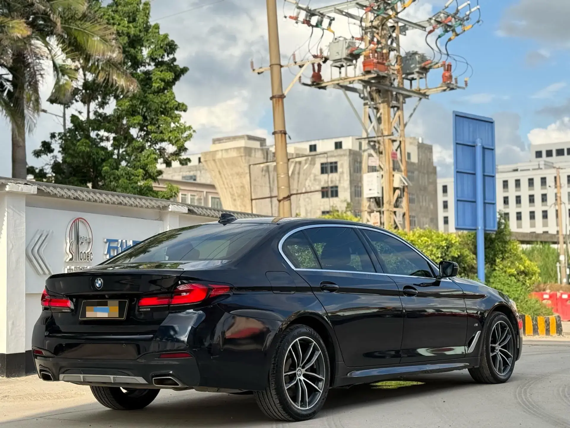 2022 BMW 5 thumbnail 4