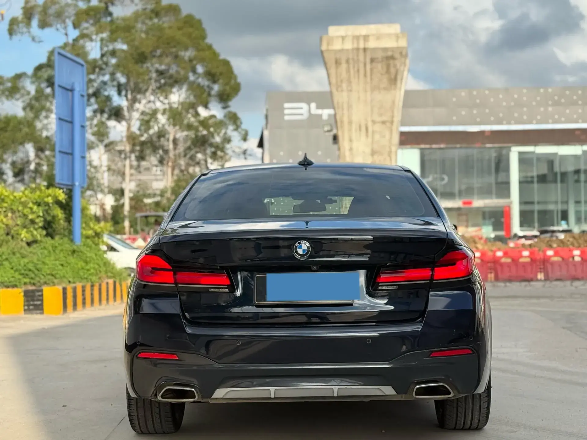 2022 BMW 5 thumbnail 3