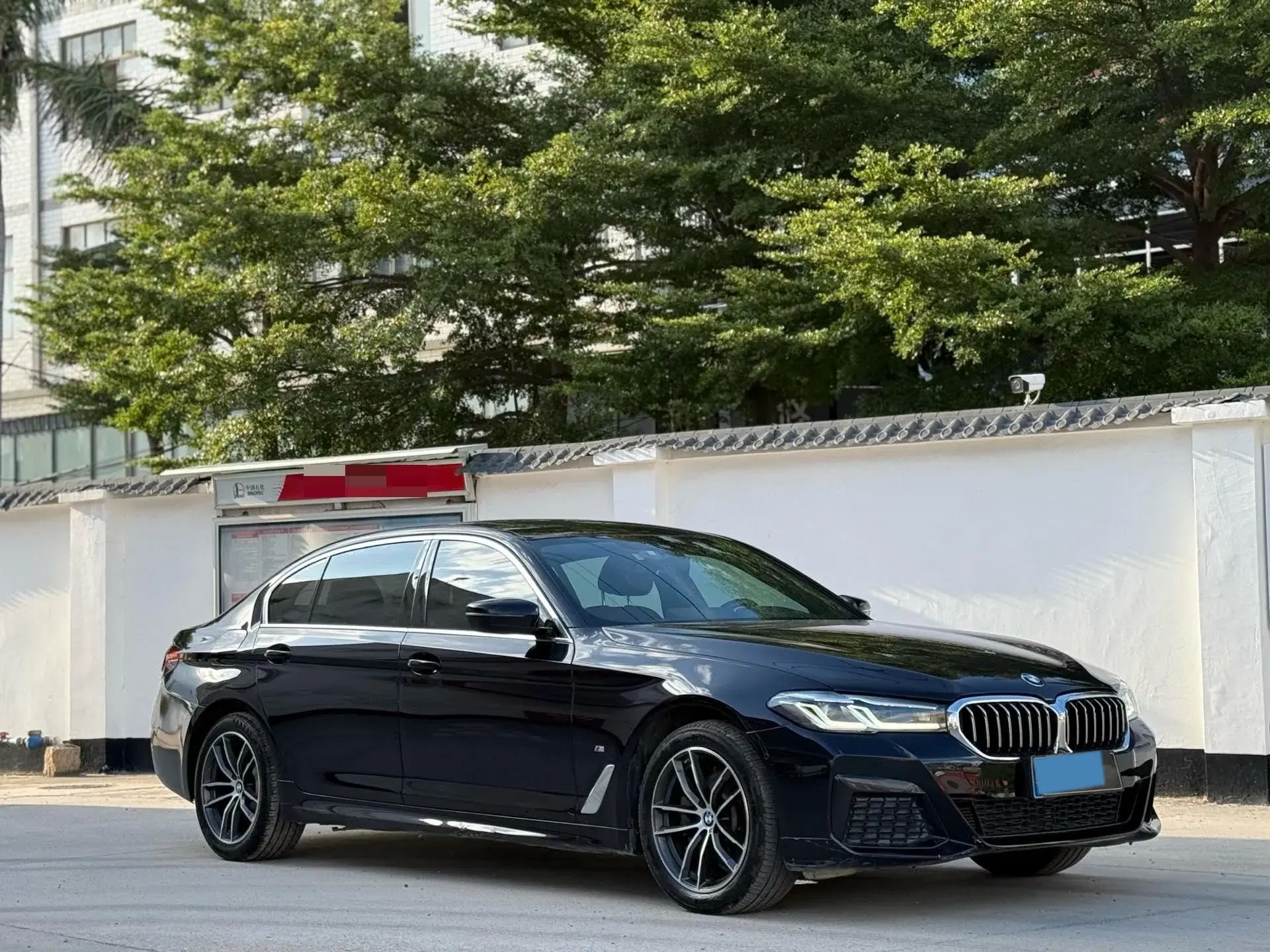 2022 BMW 5 thumbnail 2