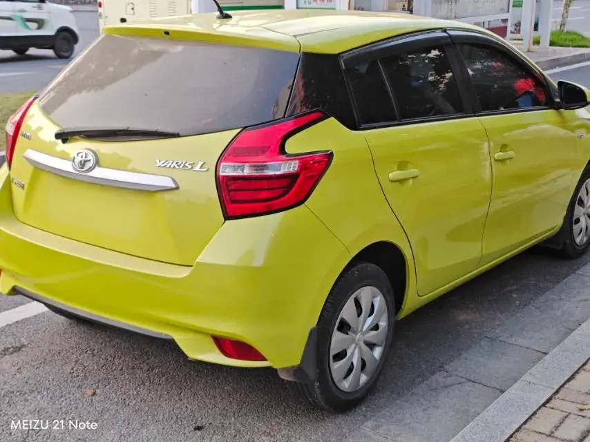 2017 TOYOTA YARIS thumbnail 4