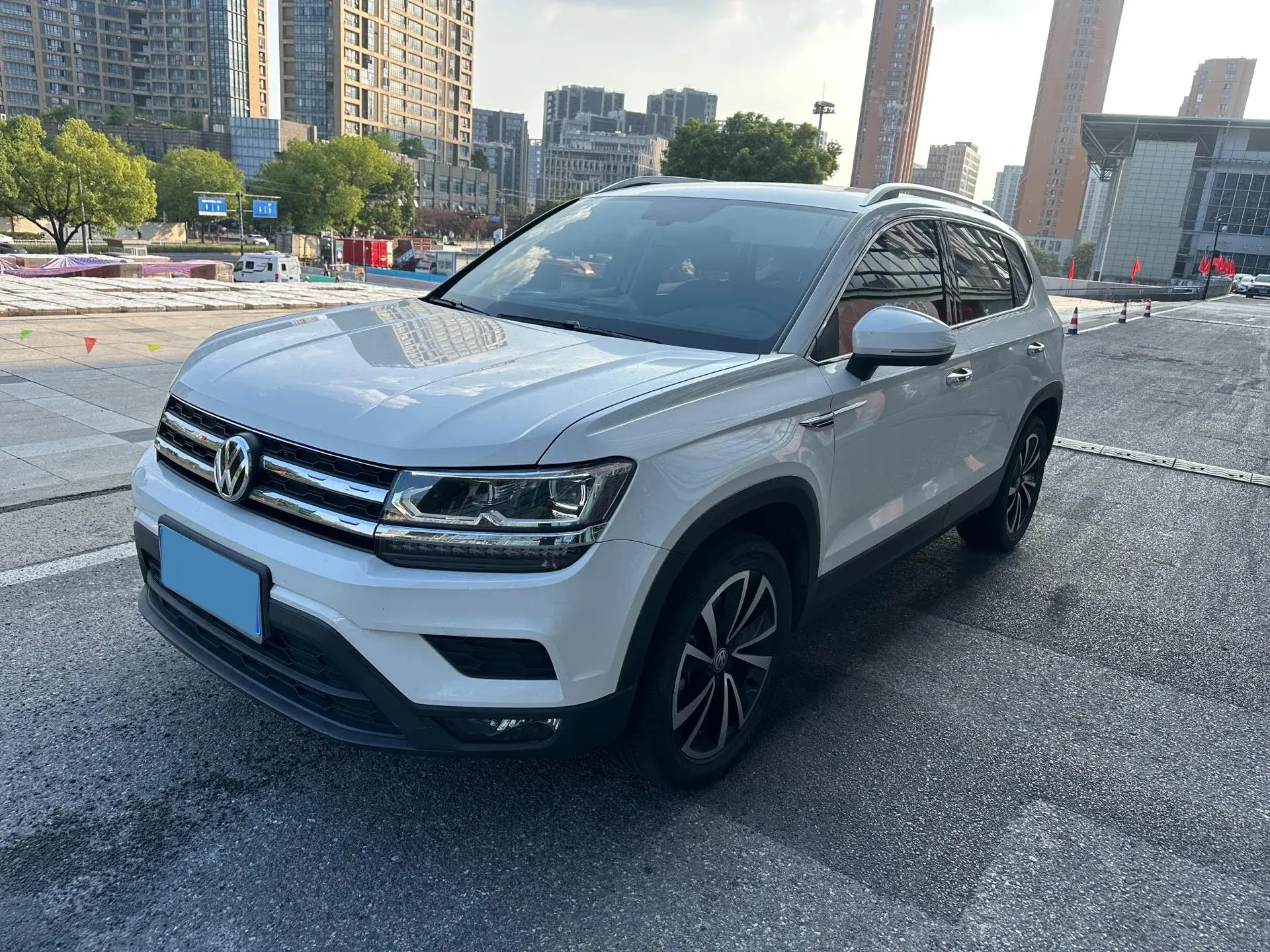 2021 VOLKSWAGEN THARU view 1
