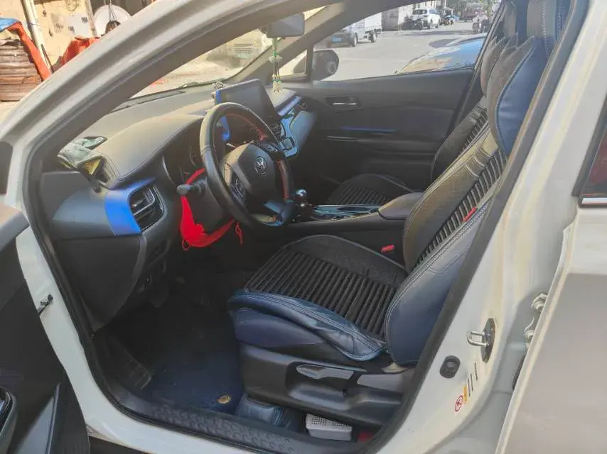 2018 TOYOTA C-HR thumbnail 2