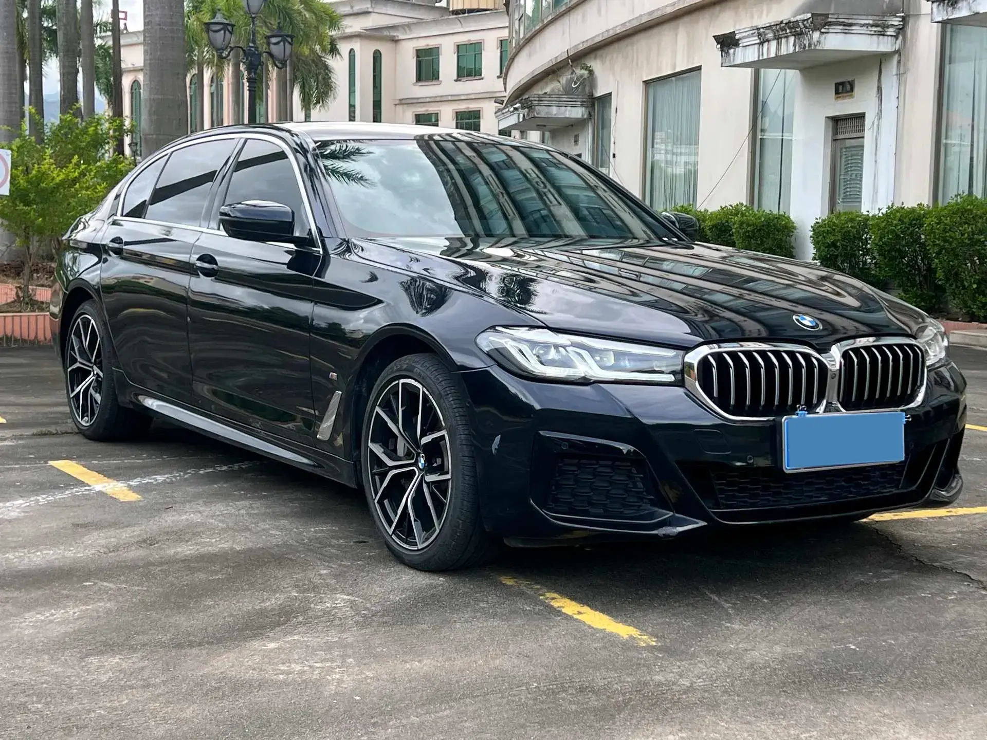 2022 BMW 5 thumbnail 3